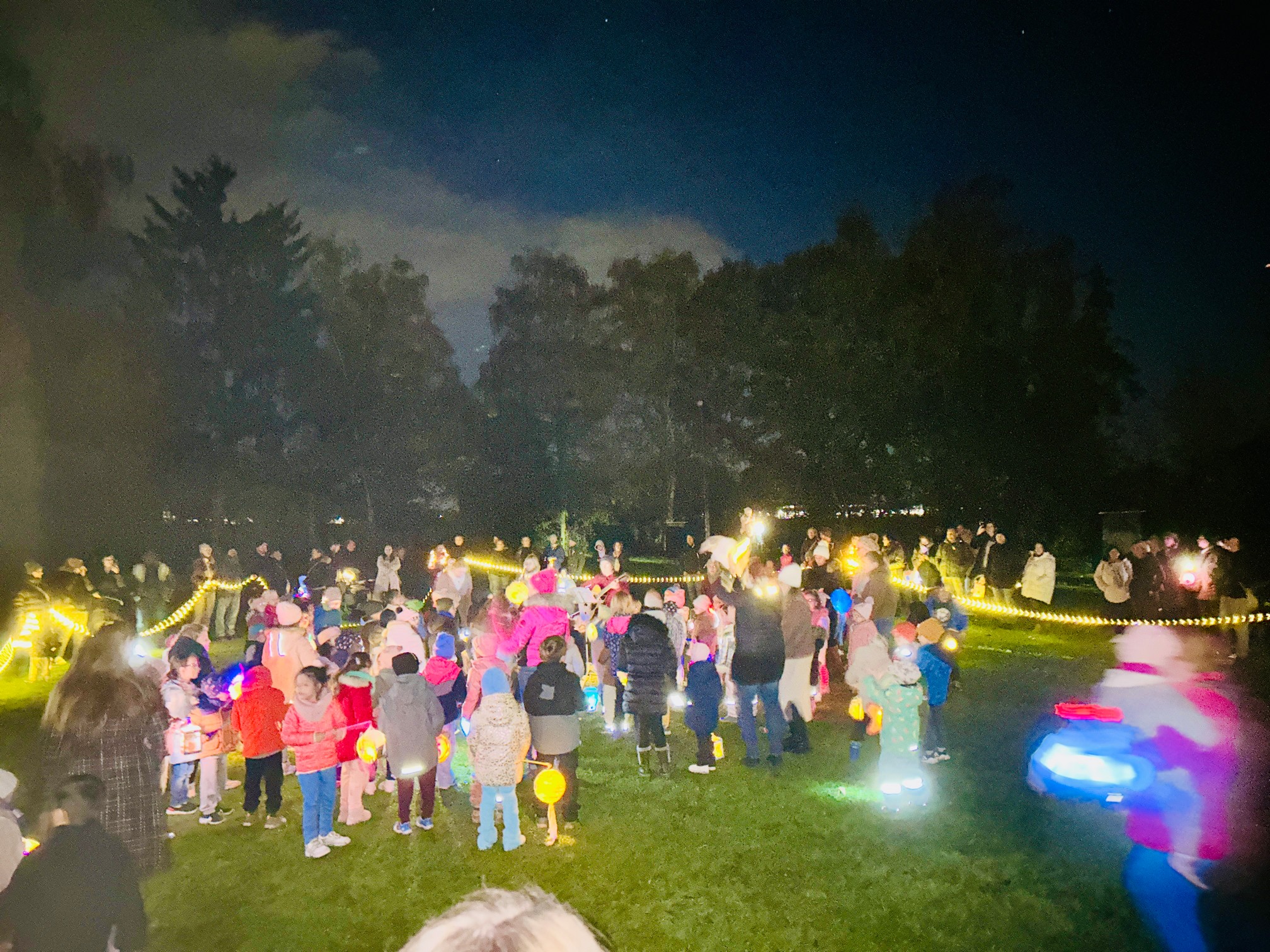 Viele Kinder und Eltern mit Laternen auf dem Vereinsgelände