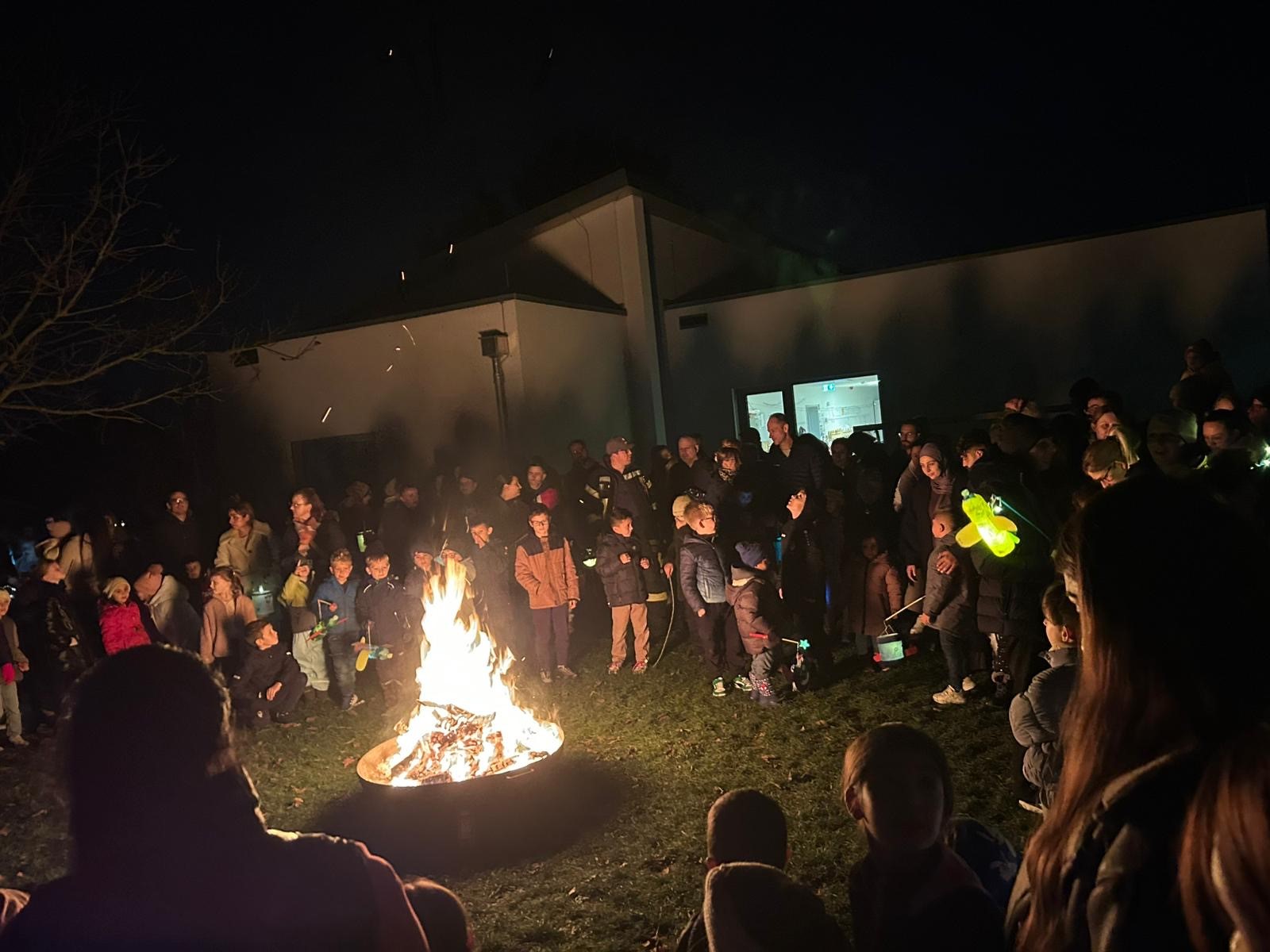 Kinder und Erwachsene rund um ein Martinsfeuer