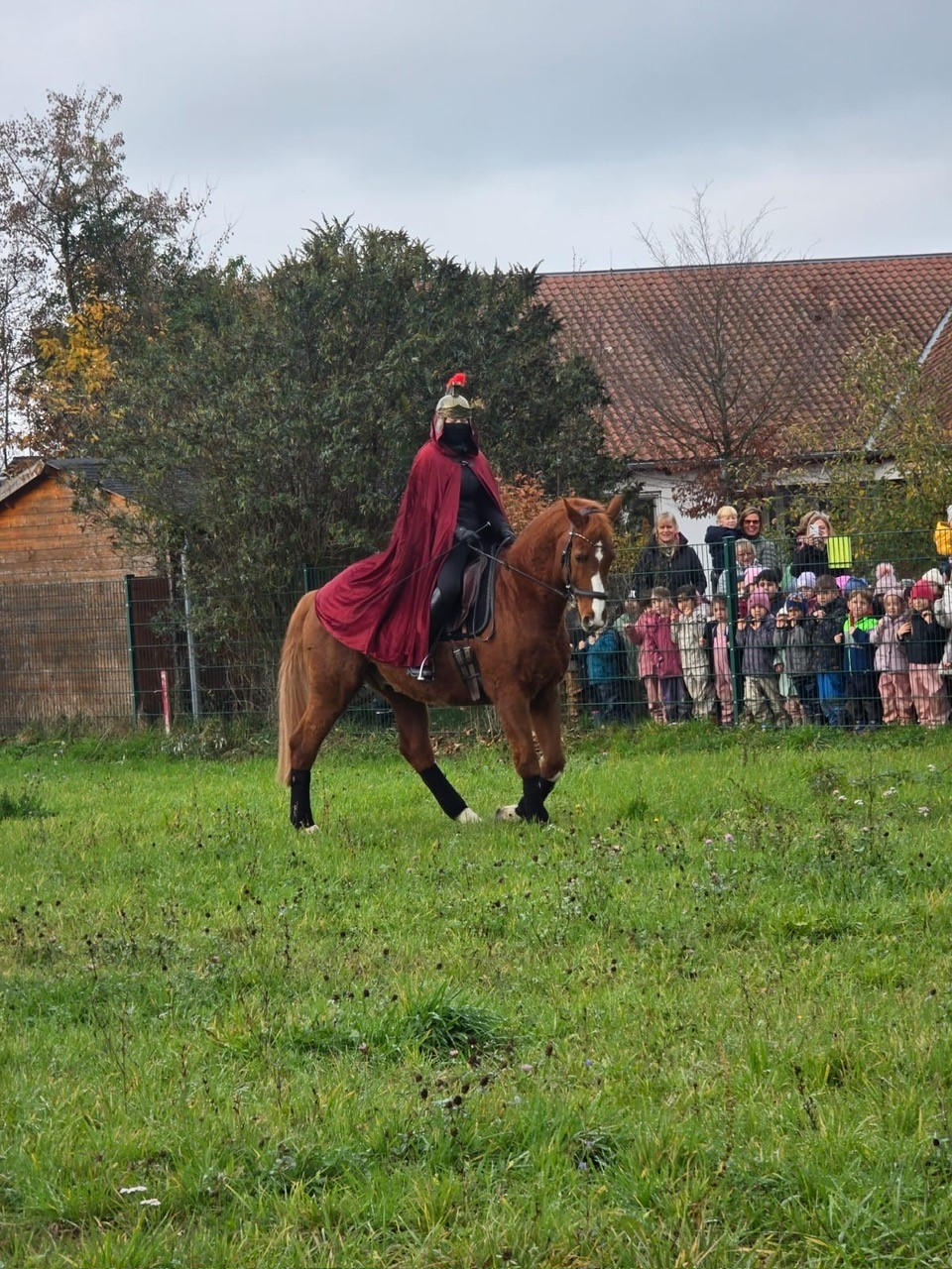 St. Martin auf einem Pferd besucht die KiTa