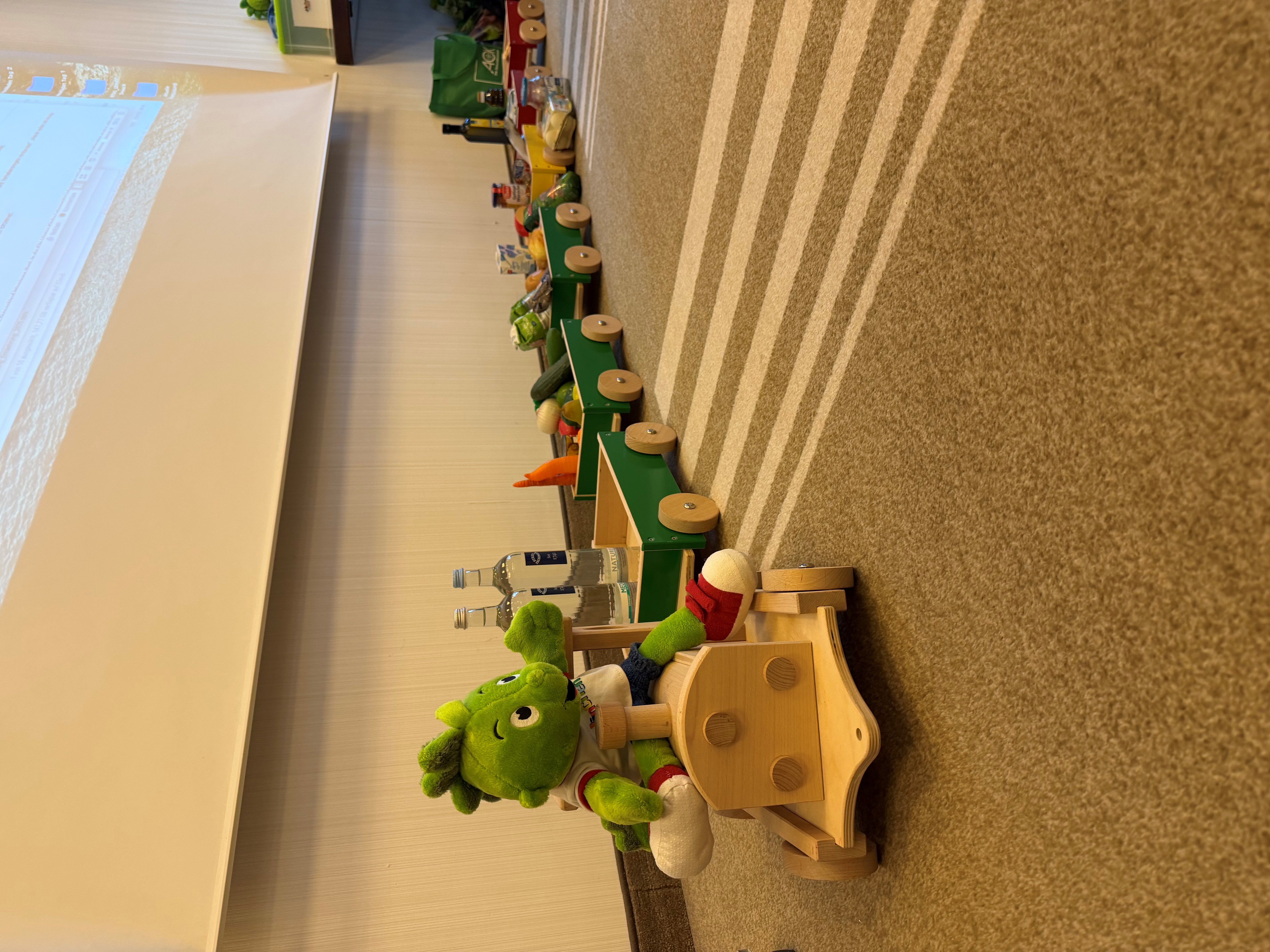 Der Drache Jonichen fährt Eisenbahn