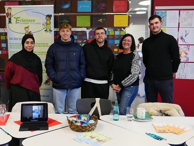 die Auszubildenden präsentieren ihren Info-Stand