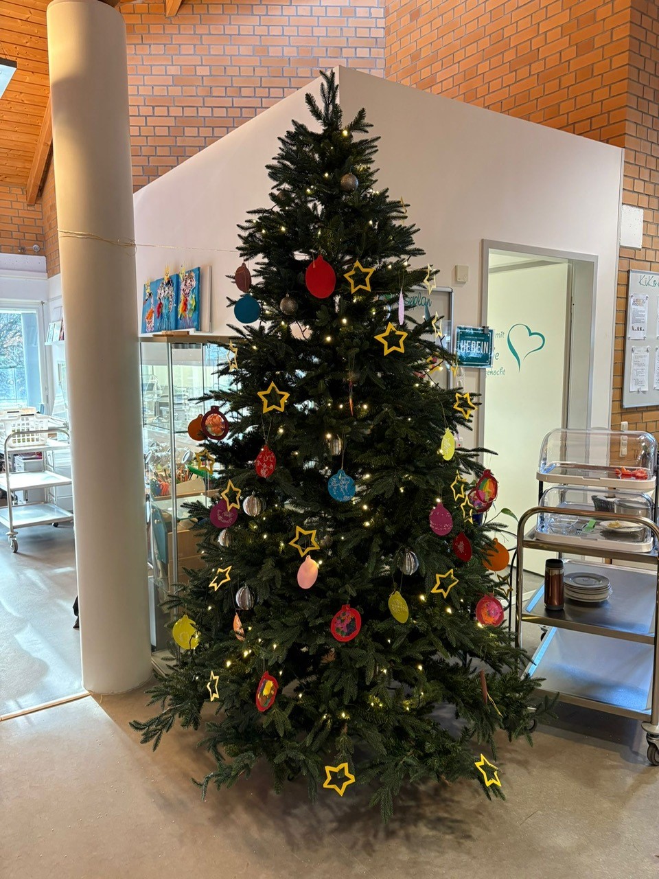Wunderschön geschmückter großer Weihnachtsbaum im Essbereich der KiTa