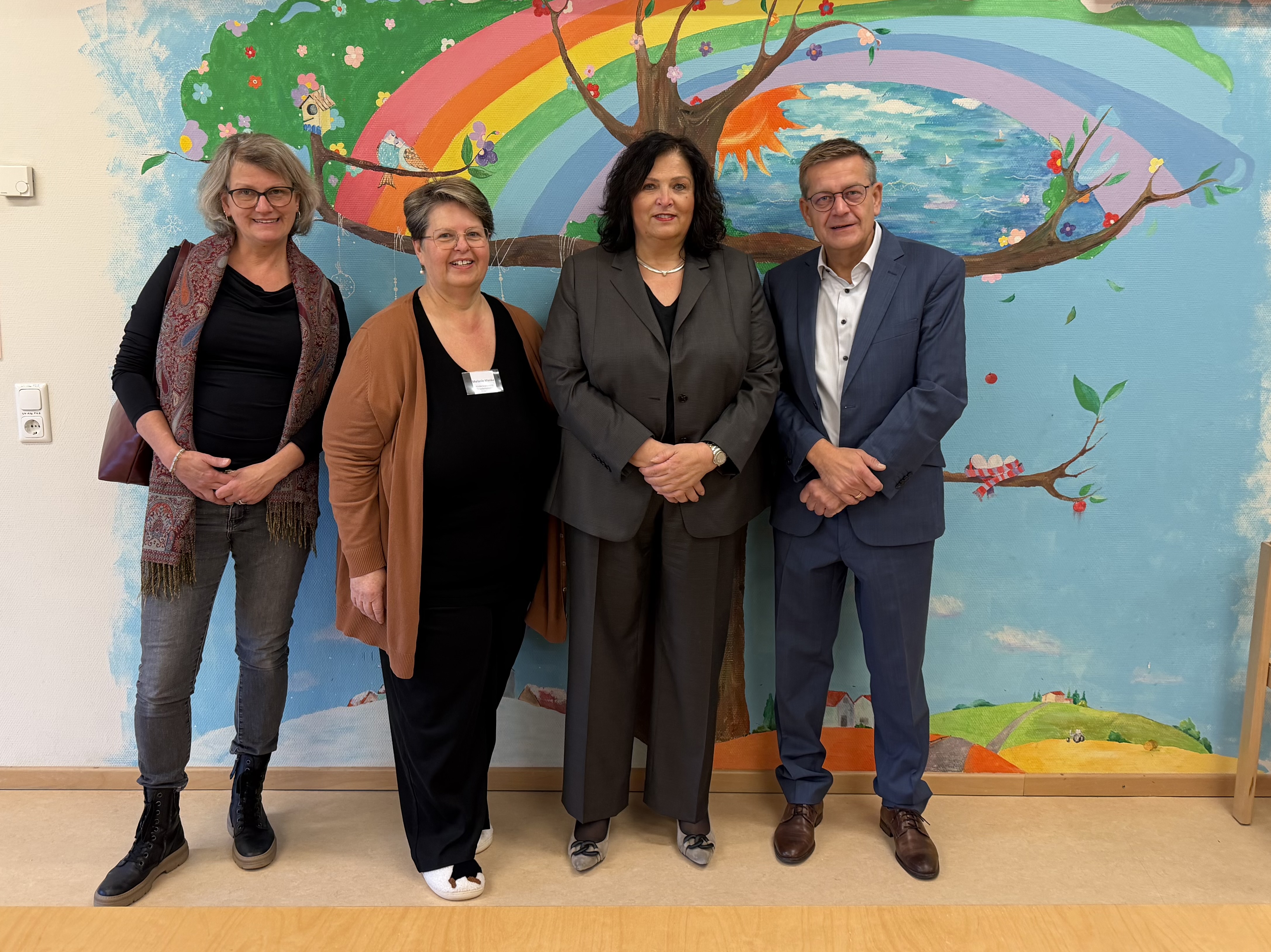 v.l.n.r.: Fachdienstleitung Sandra Wunder, KiTa-Leitung Melanie Menke, Vorleserin Staatssekretärin Karin Müller und Vorleser Bürgermeister Stefan Erb