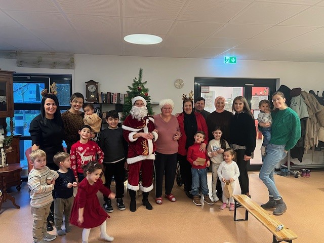 Nikolaus mit Kindern , Senioren, Tagesmüttern und Pflegepersonal der Seniorenresidenz