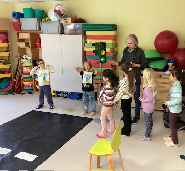 Kinder an Zebrastreifen und MIniampel im Turnraum