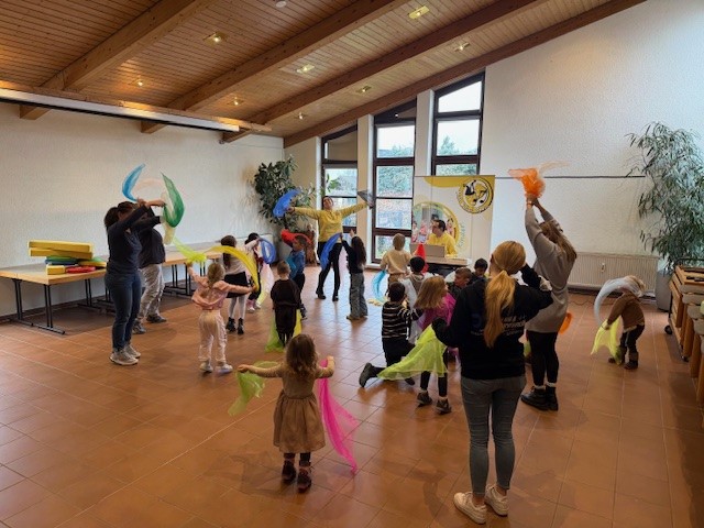 Kinder beim Tanzen mit bunten Tüchern