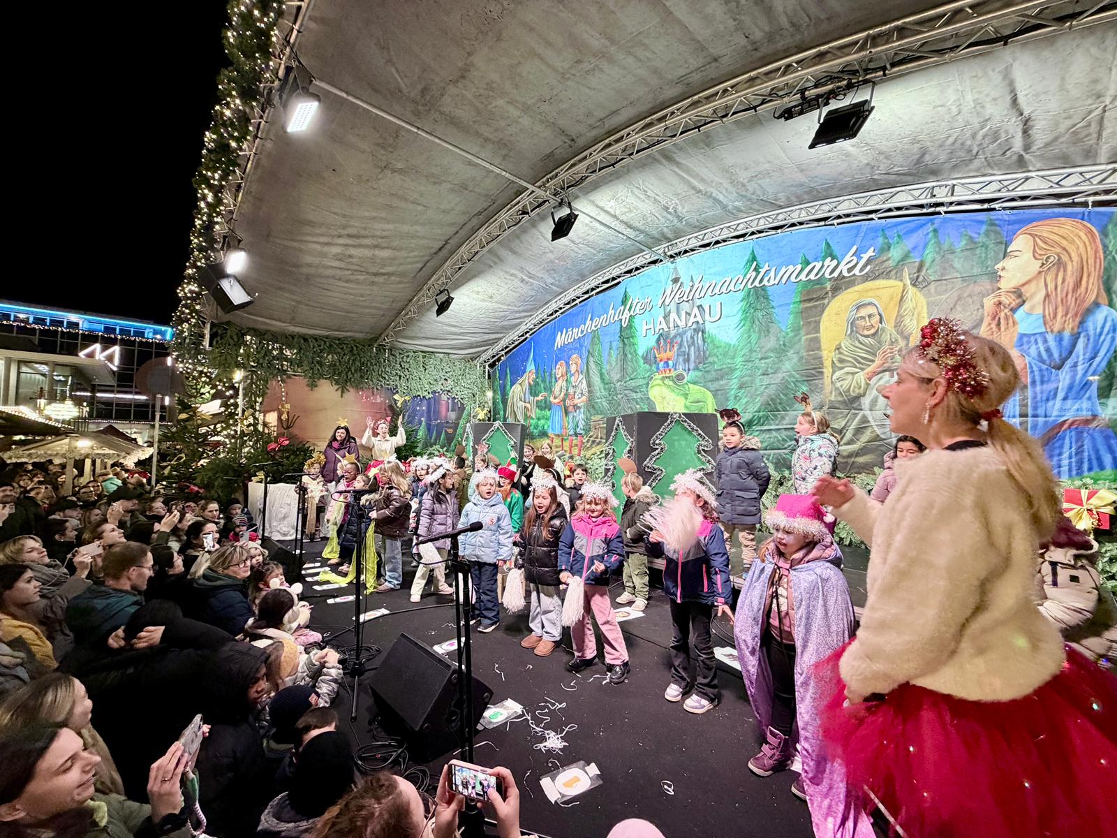 KiTa-Kinder auf der Bühne auf dem Weihnachtsmarkt in Hanau