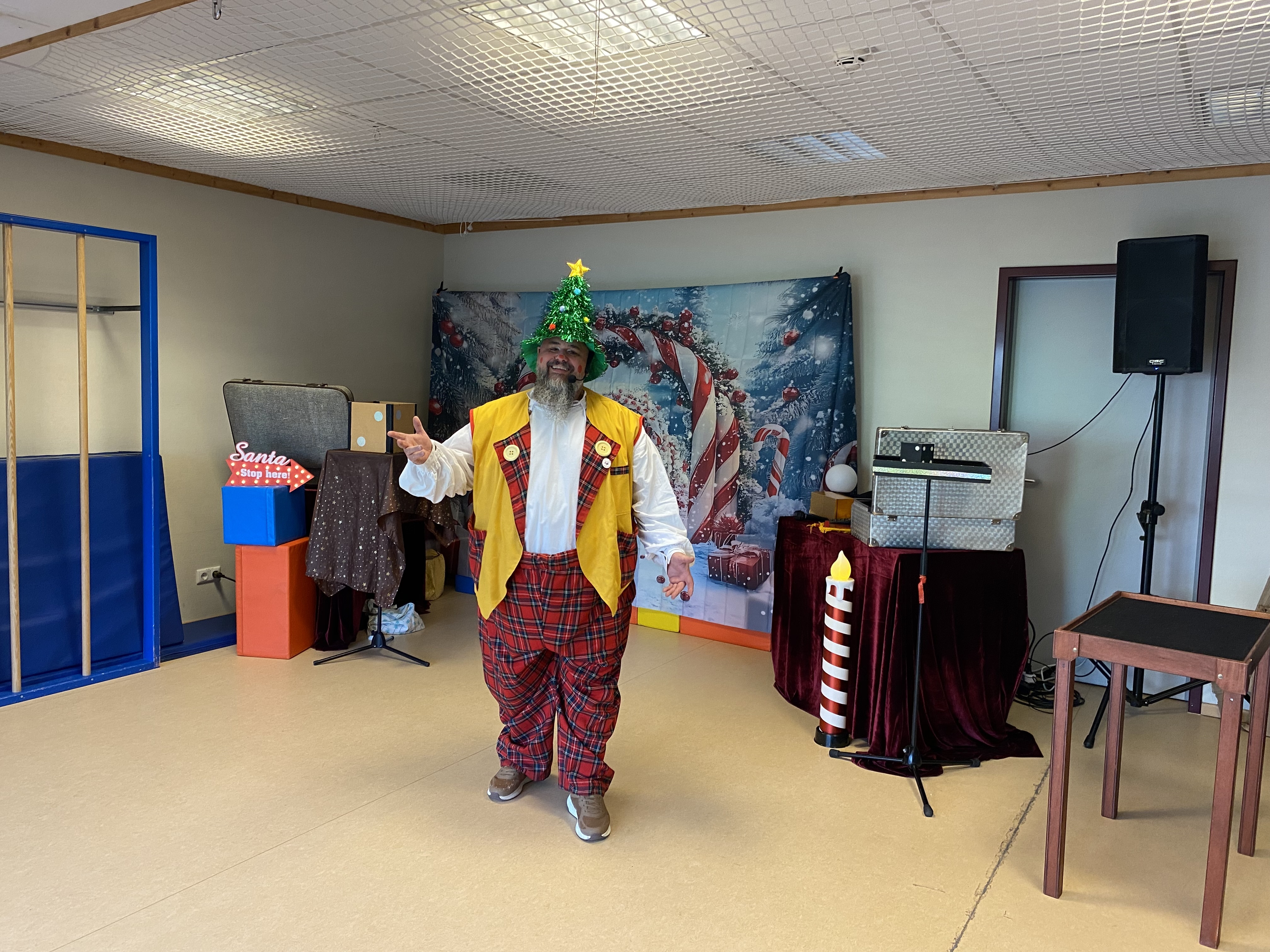 Der Weihnachtsclown bei der Zaubervorstellung