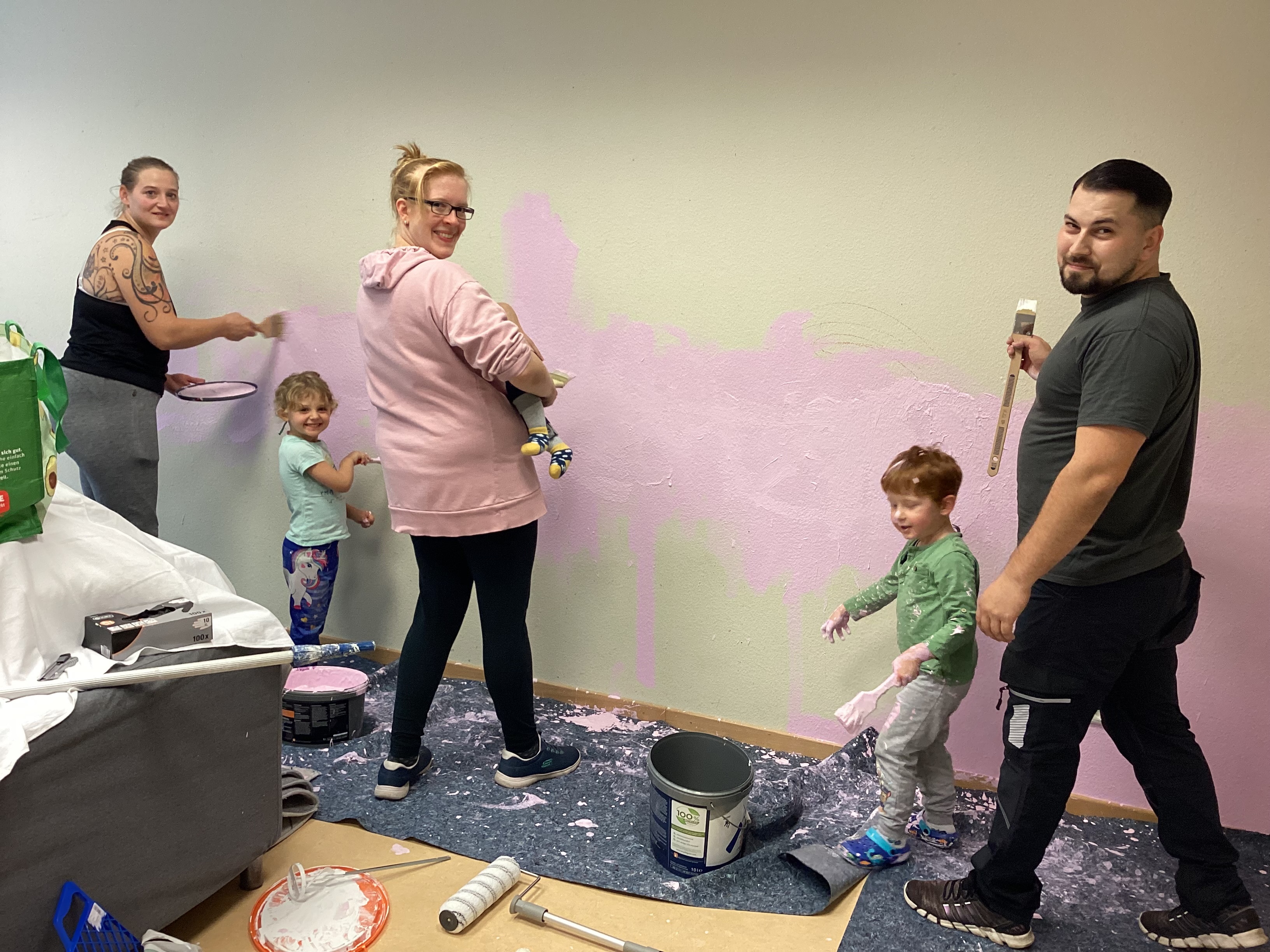 Eltern und Kinder beim Malern