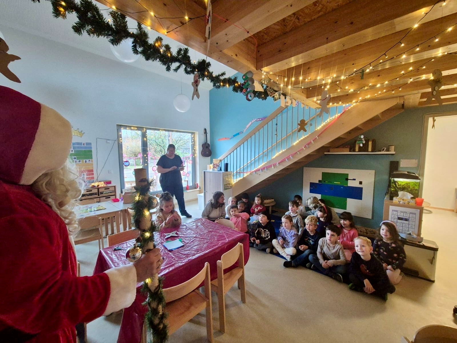Viele Kinder sitzen auf dem Boden vor dem Nkikolaus