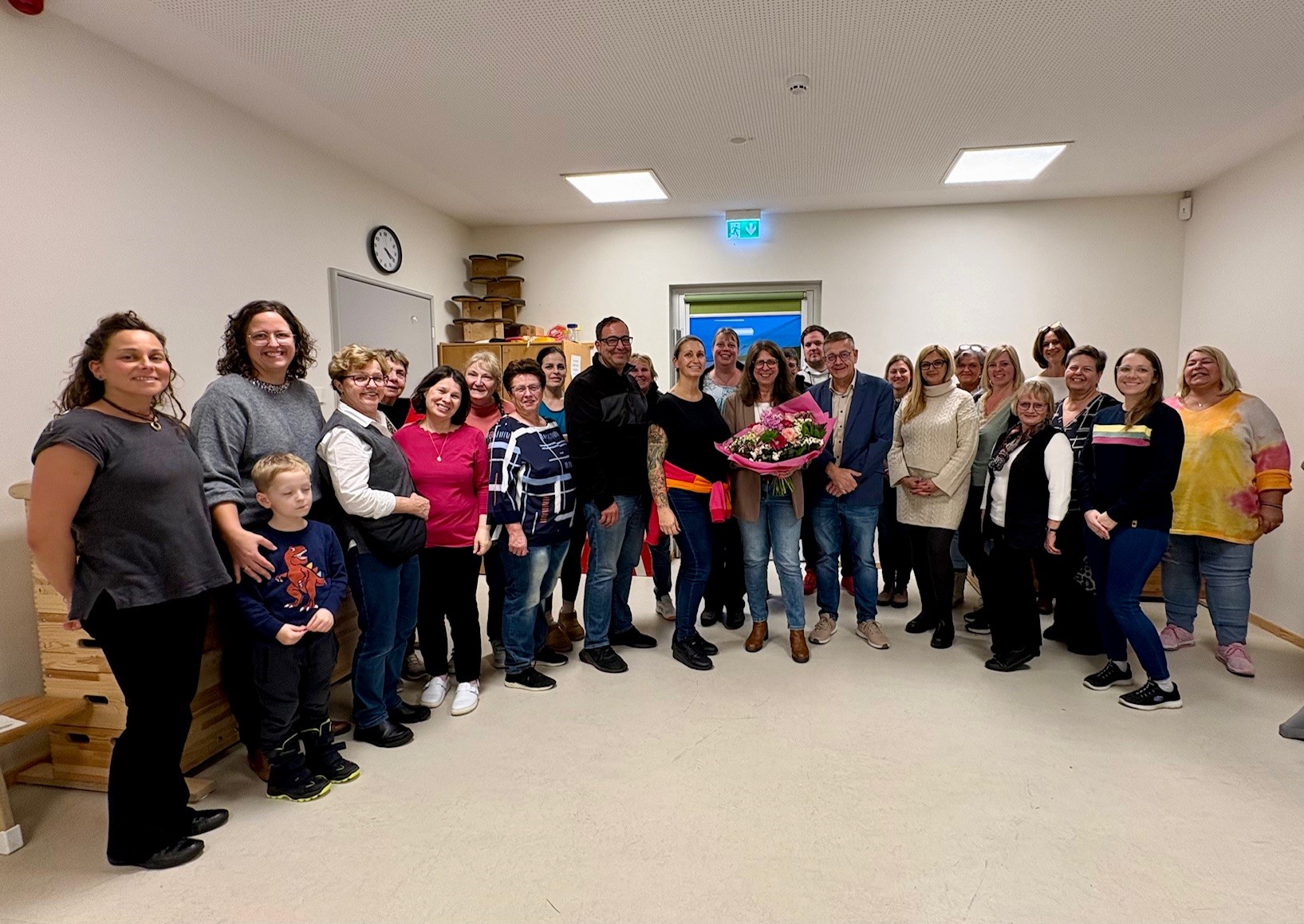 Gruppenbild mit Jubilarin, Bürgermeister Stefan Erb, dem Personal der KiTa und einem Kind
