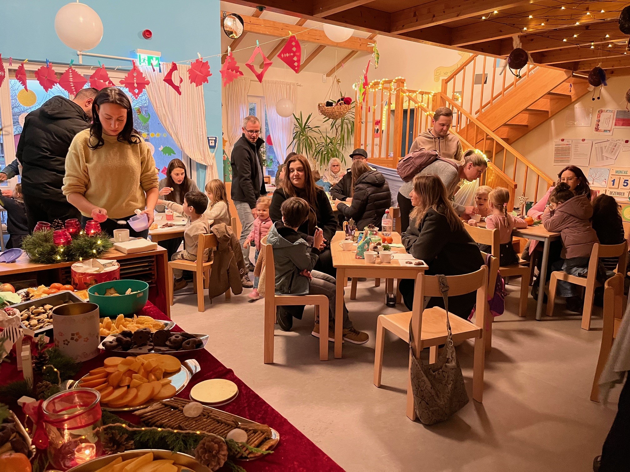 Weihnachtlich geschmückter Gruppenraum mit Kuchenbuffet