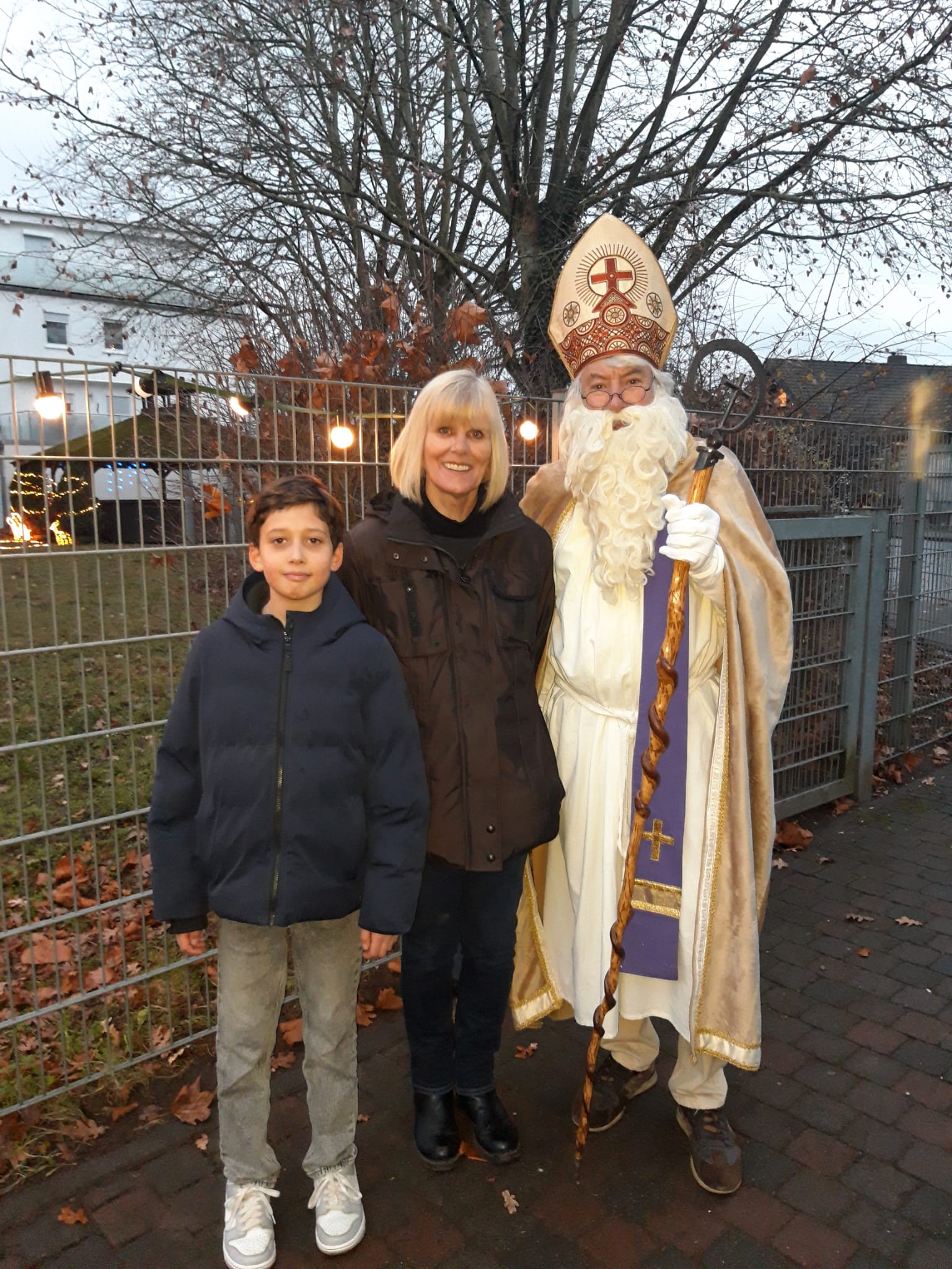 Kinderbürgermeister Leonard, Annette Bartsch, erste Vorsitzende des Bürgervereins Soziales Erlensee e.V. mit dem Nikolaus
