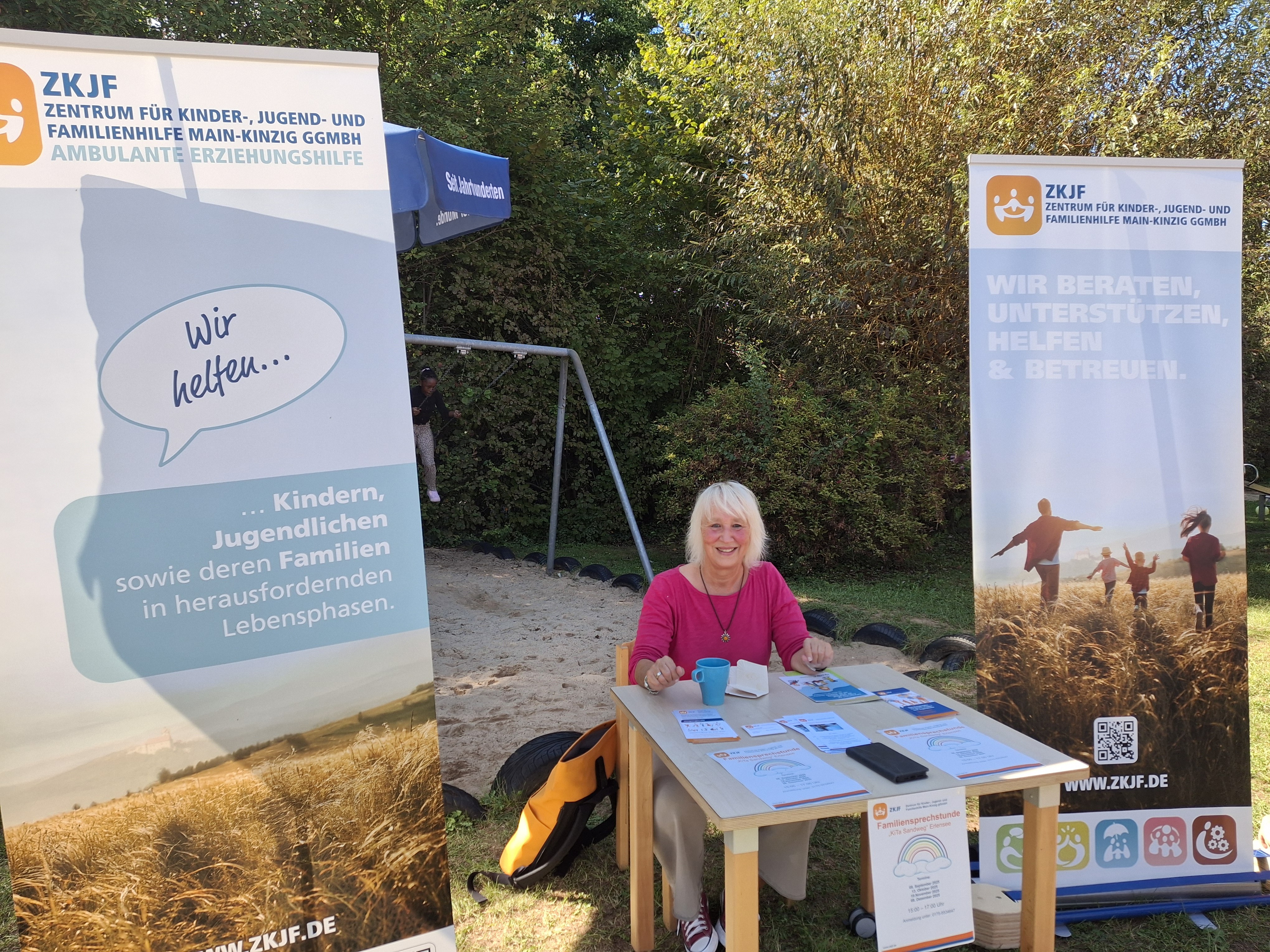 Kerstin Herkrath vom ZKJF an einem Infostand