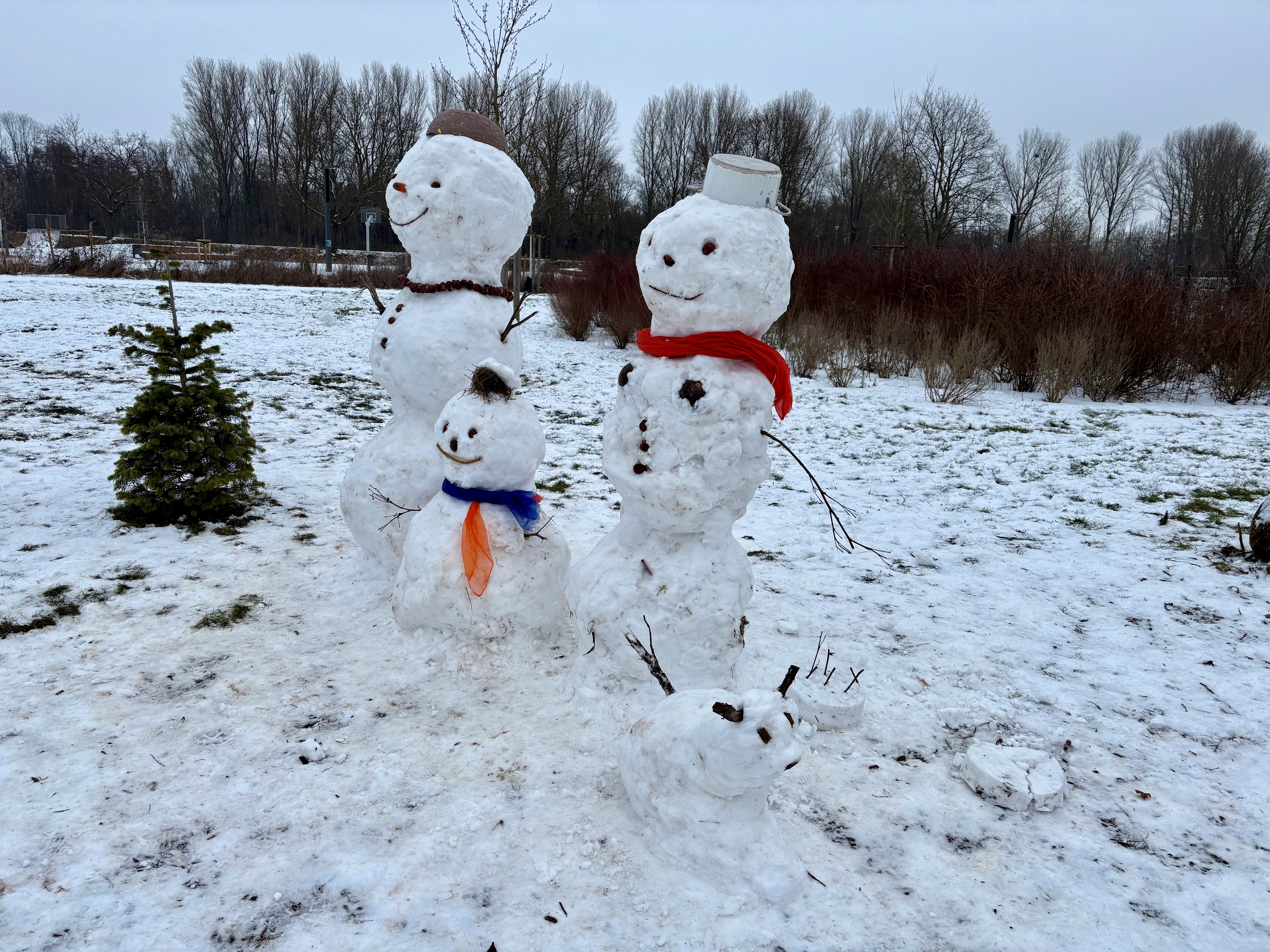 Schneemannfamilie mit Vater, Mutter, Kind und Hund