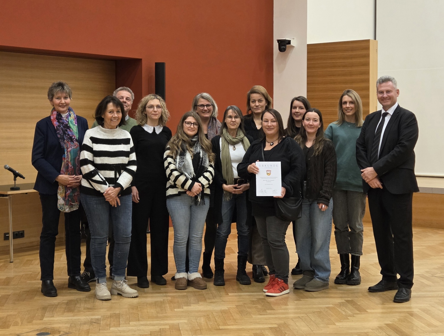 Monika Kühn-Bousonville (Blühbotschafterin), Birgit Behr Erste Stadträtin), Reiner Bousonville (Kreistag), Fachdienstleitung Sandra Wunder (Fachdienstleitung für Kinderbetreuung), Melissa Lawrenz (Elternbeirätin) und der Erste Kreisbeigeordnete Andreas Hofmann gratulieren dem Team herzlich (v.l. Paulina Wajda, Lea Trageser, Fachdienstleitung Sandra Wunder, Iris Imkeller, Diana Traxel, Stefanie Bojetuel, Paulina Koch, Franziska Fuchs)