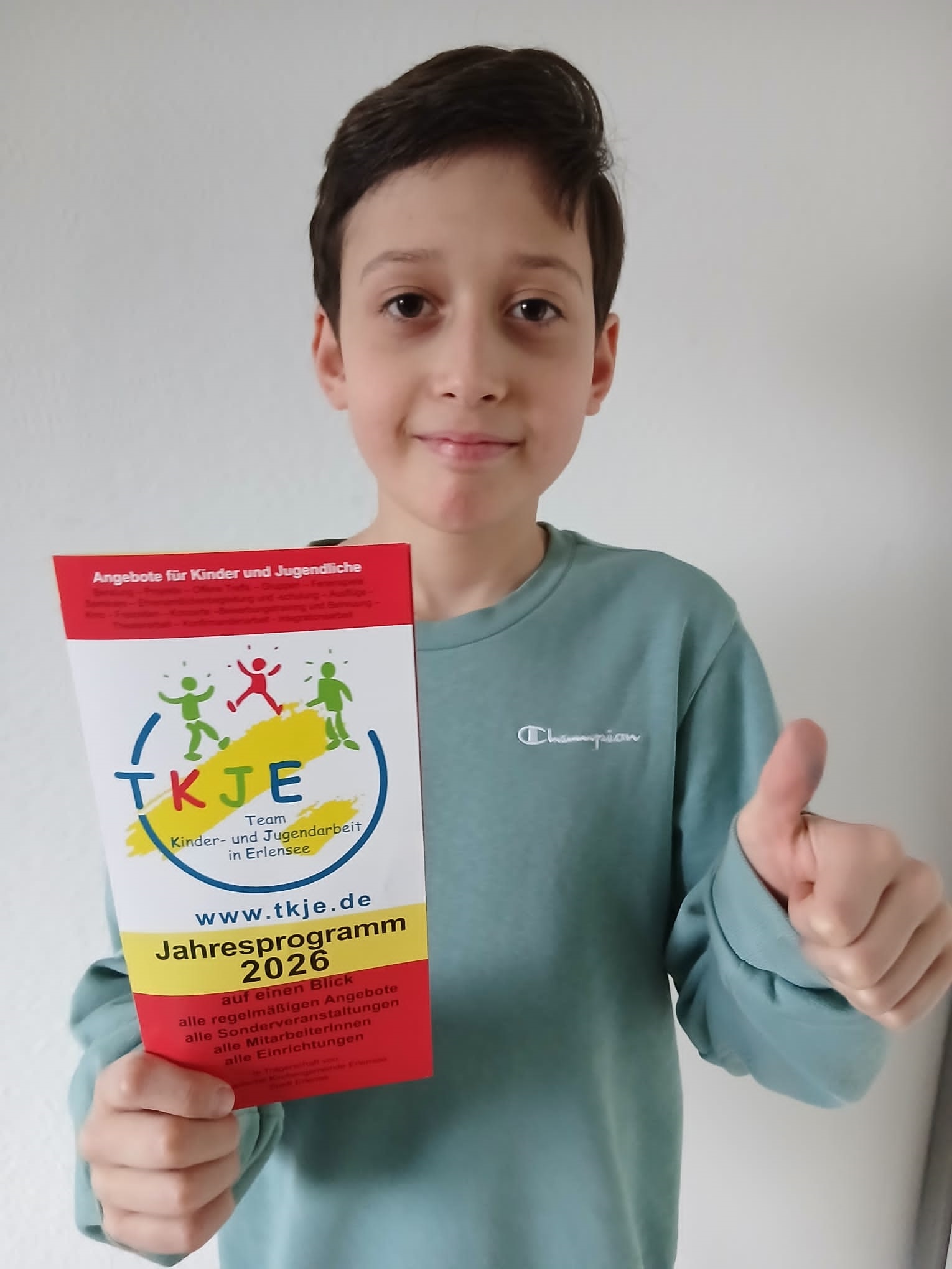 Leonard Renkel mit dem neuen Flyer des TKJE Jahresprogramm 2026