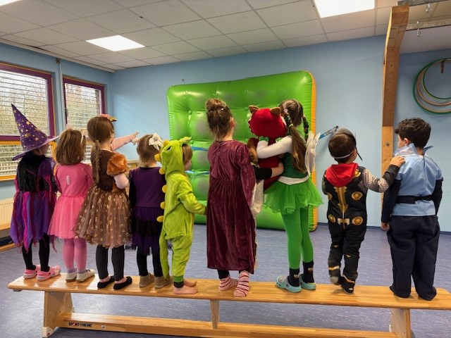 Kostümierte Kinder auf einer Kletterbank