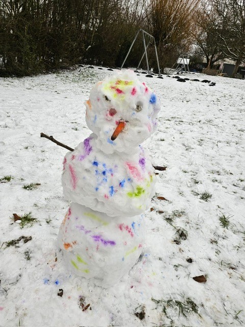 Schneemann mit bunten Farbklecksen