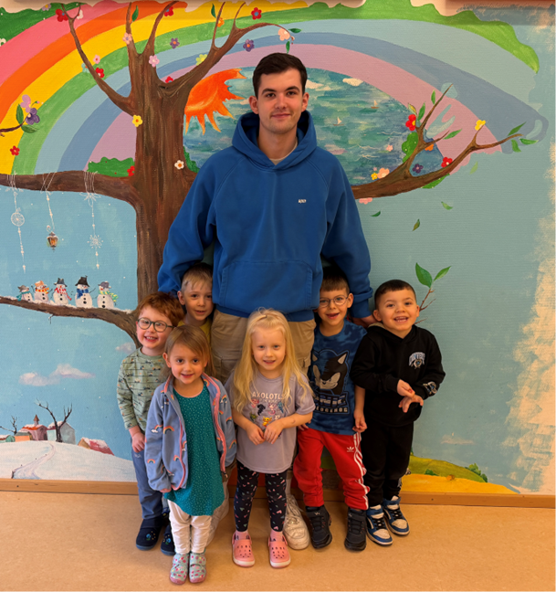 KiTa-Kinder und der Erzieher im Anerkennungsjahr, Marcel Rieger-Weingärtner, der auch nach seinem Ausbildungsabschluss in der KiTa Friedensstraße arbeiten wird
