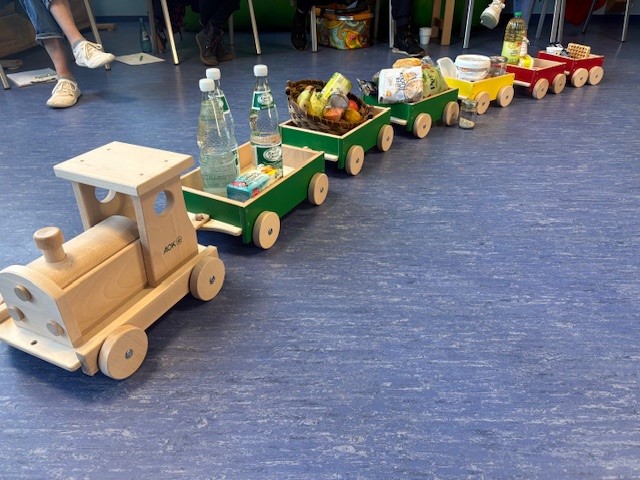 Kindereisenbahn beladen mit gesunden Snacks und Getränken