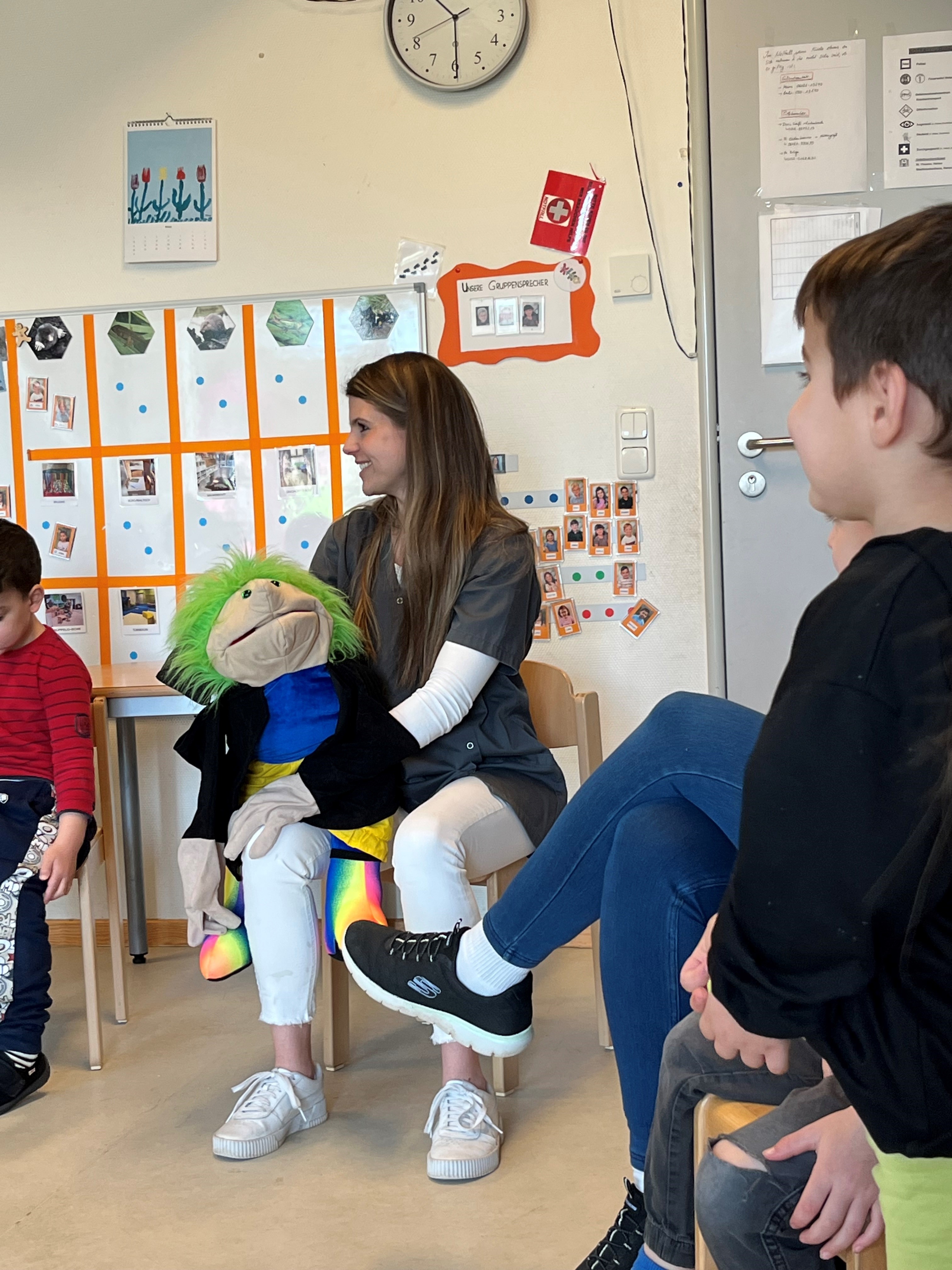 Lisa Thim mit der Handpuppe "Hexe Irma" erklärt das richtige Zähneputzen