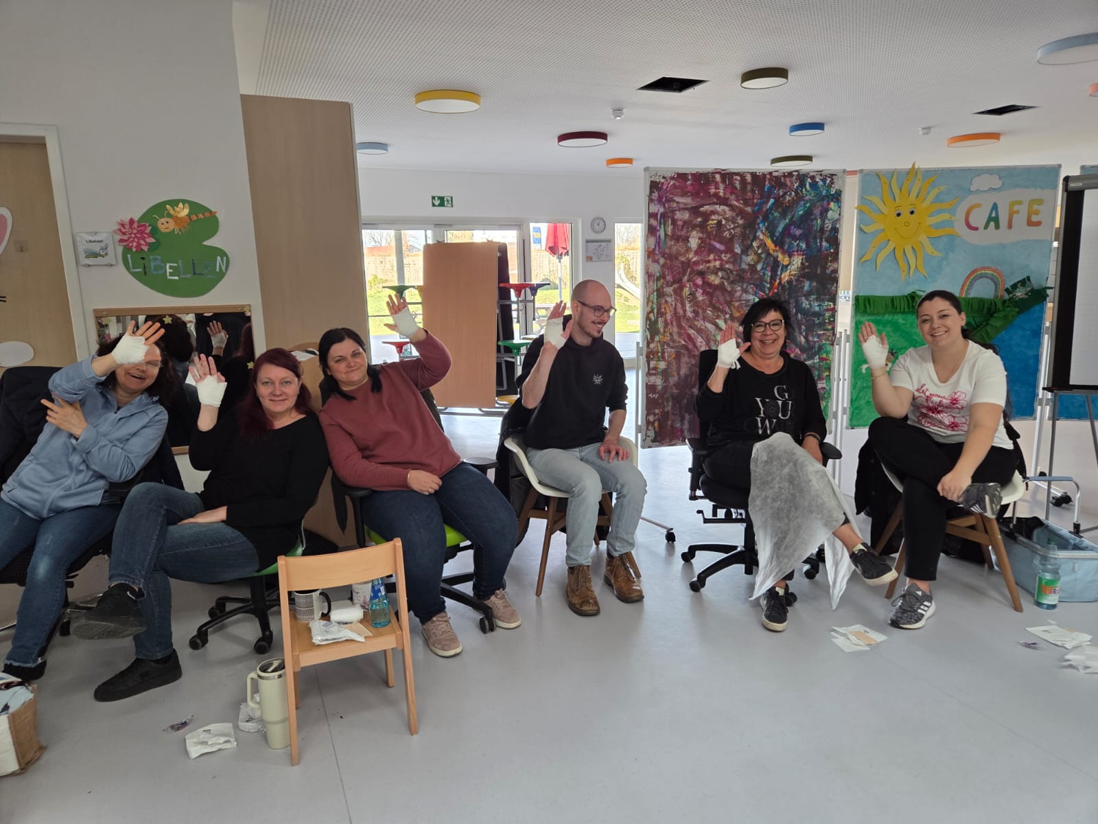 Erzieherinnen und Erzieher verbinden sich zur Übung selbst gegenseitig