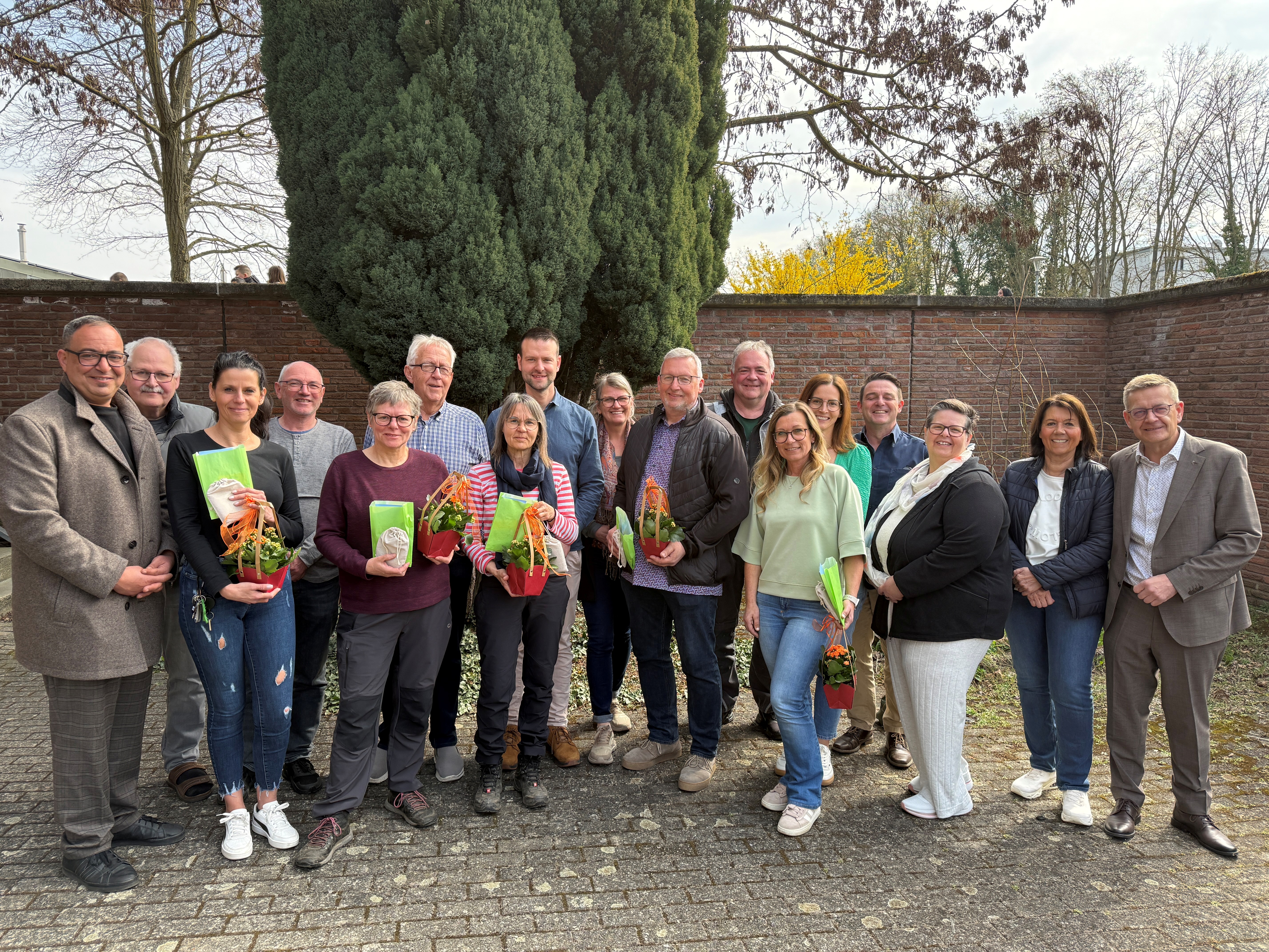 Gruppenfoto mit den Neuen Mitarbeiterinnen und Mitarbeitern