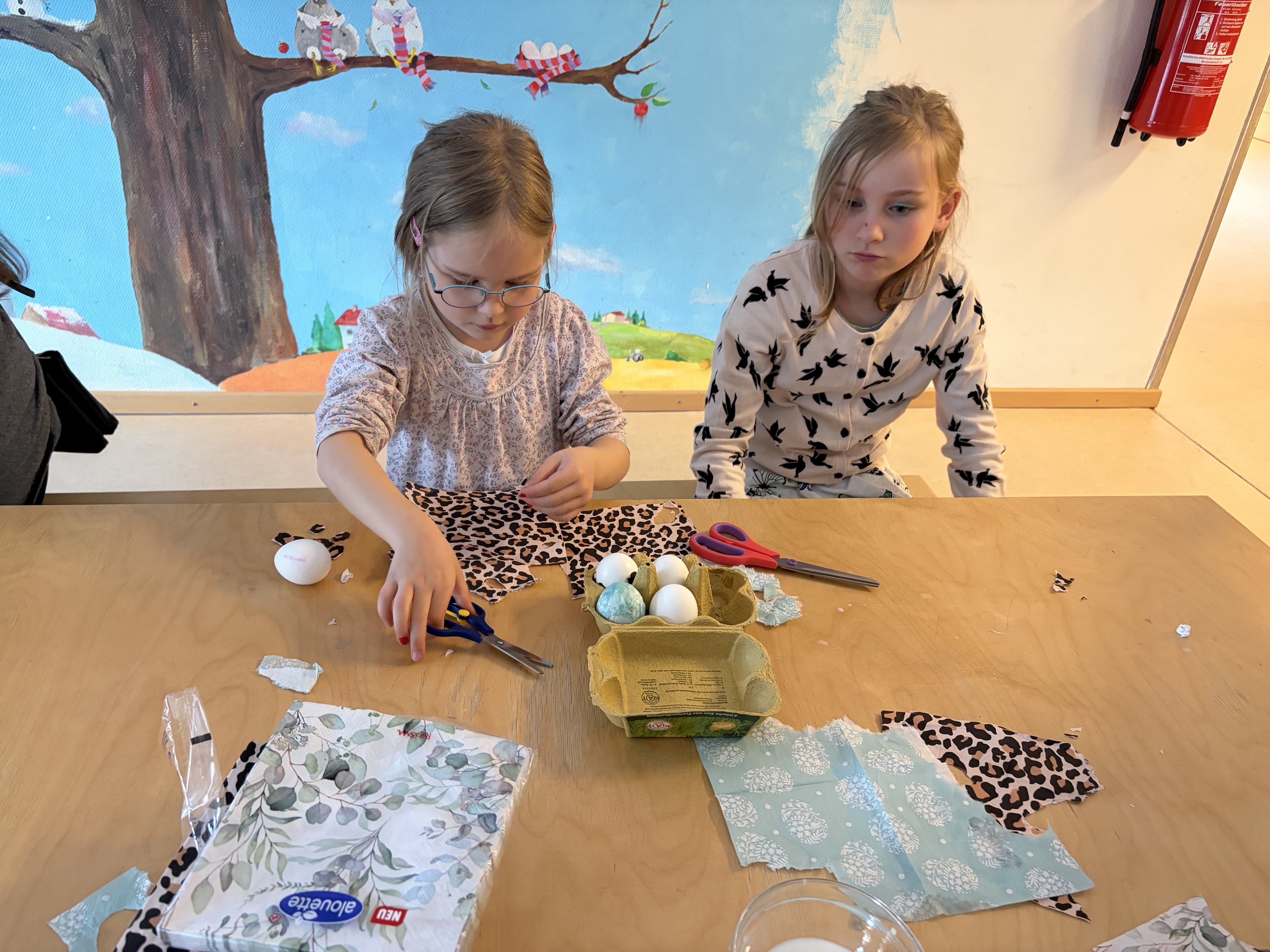 Kinder beim Ostereier-Bekleben