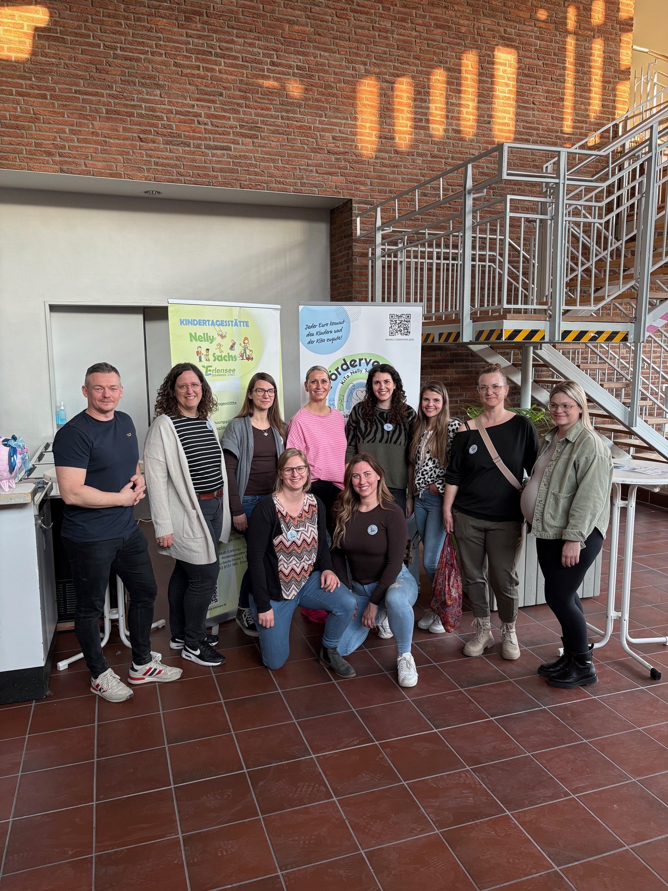 Die Organisatoren vor den Werbebannern in der Erlenhalle