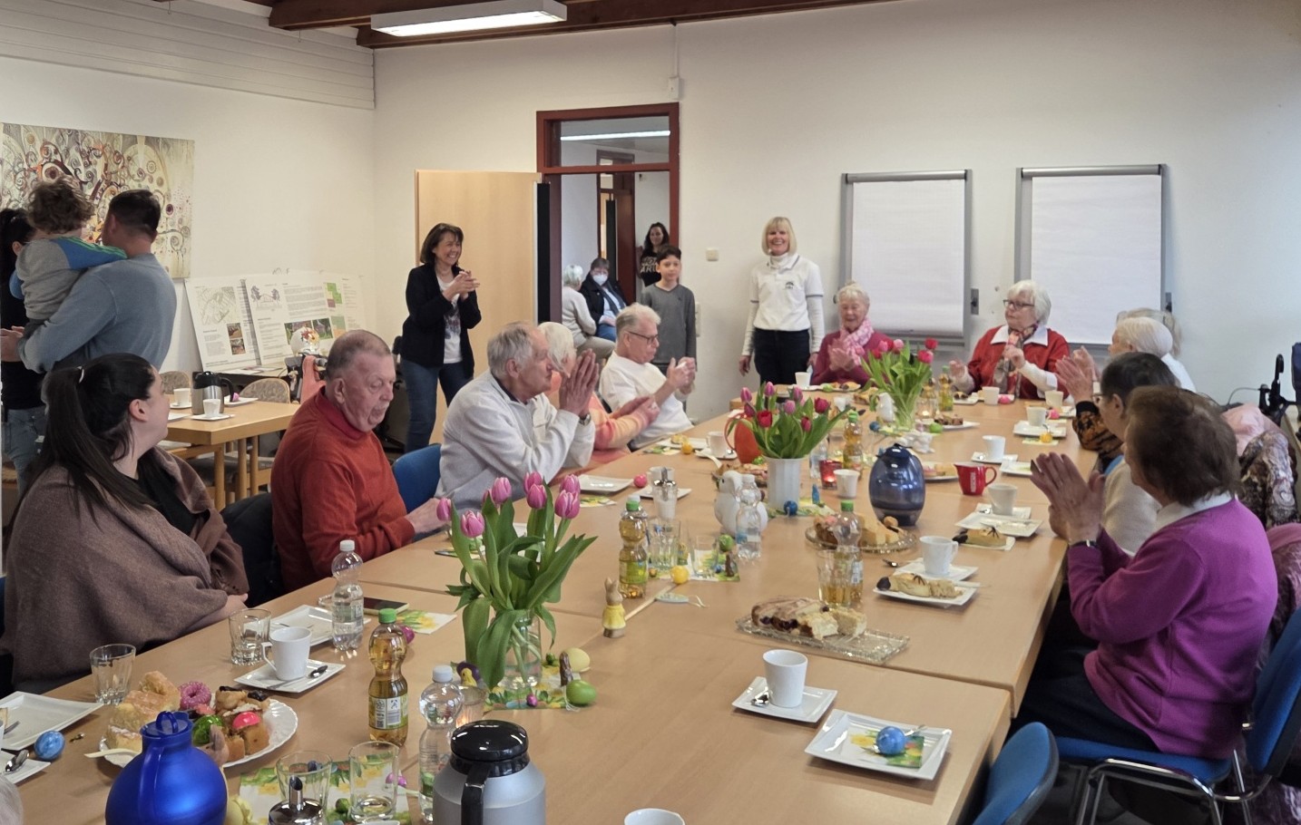 Große Kaffeetafel österlich geschmückt