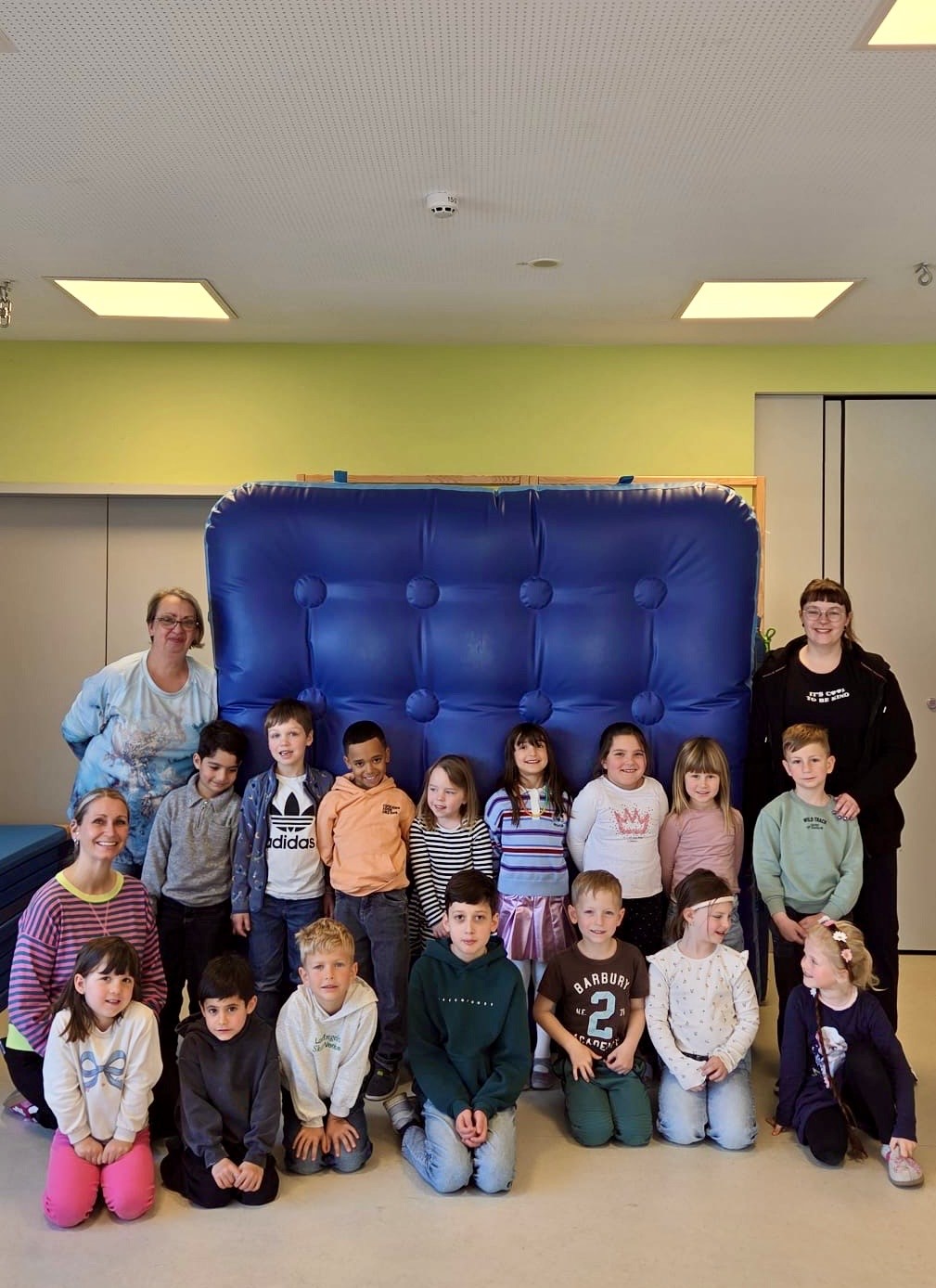 Kinderbürgermeister Leonard gemeinsam mit den „KiKo-Kids“ sowie deren Erzieherinnen und KiTa-Leitung Nina Muth