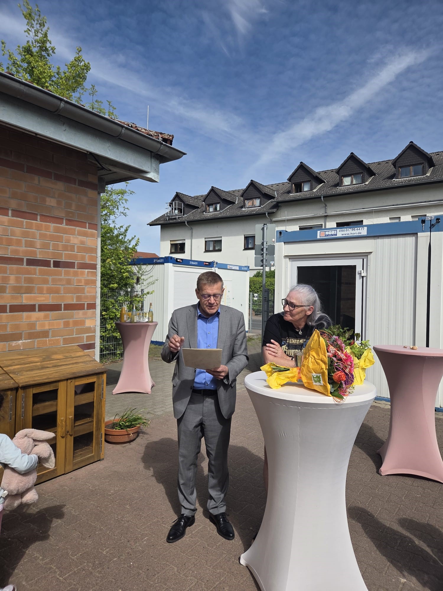 Bürgermeister Stefan Erb mit Jubilarin Astrid Hensel-Lach im Hof der Kita