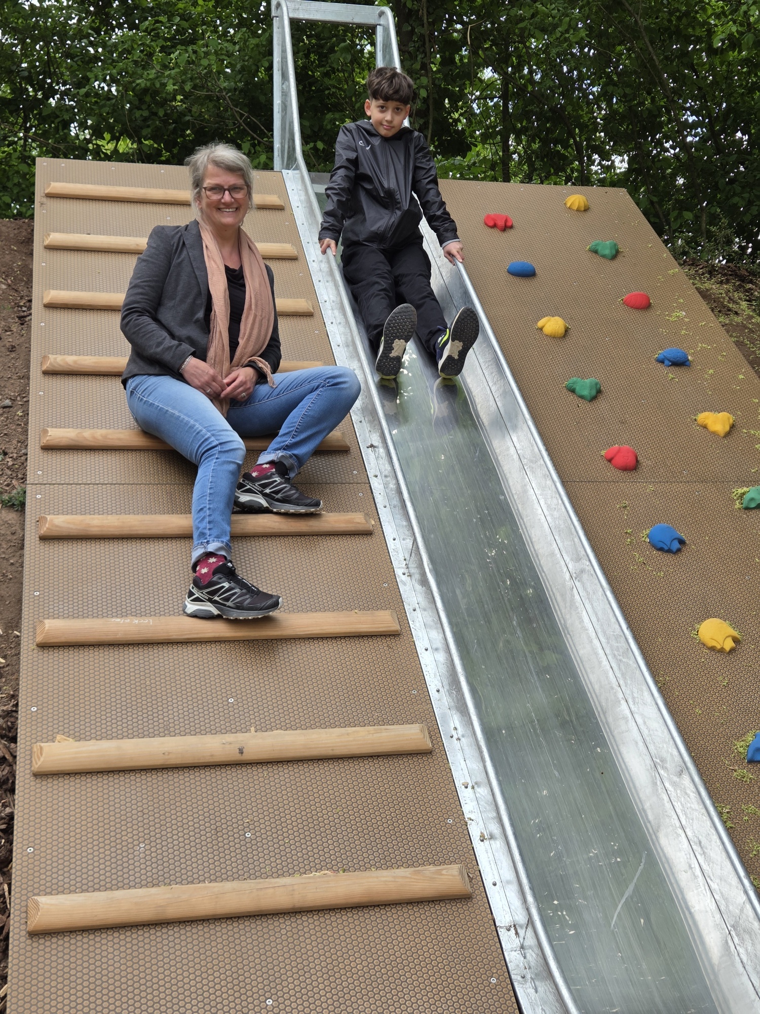 Kinderbürgermeister Leonard Renkel mit Fachdienstleitung für Kinderbetreuung Sandra Wunder auf der neuen Hangrutsche