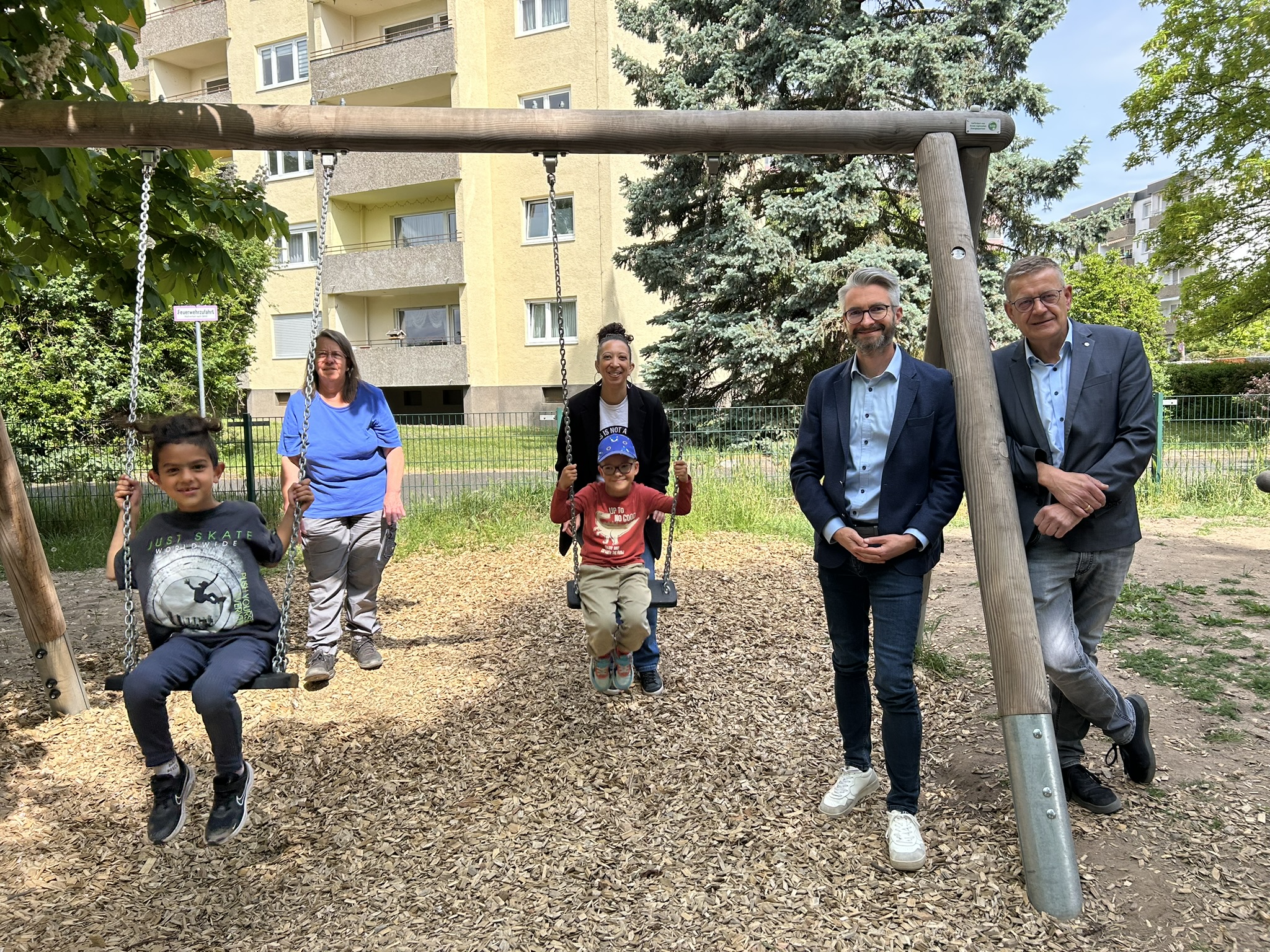 Bärbel Scholz, Nicole Alice Deeg – Mitarbeiterinnen der Stadt Erlensee, Markus Loll, Leiter der EAM Netzregion Gelnhausen und Bürgermeister Stefan Erb vor der neuen Schaukel