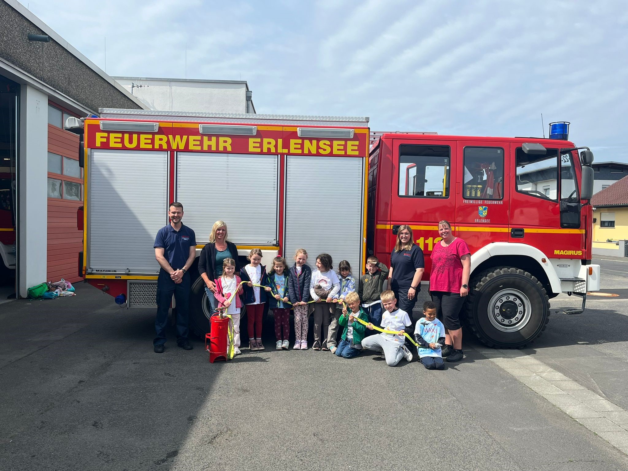 Die Kinder vor einem Feuerwehrauto