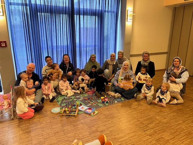 Gruppenbild der Kindertagespflegepersonen mit dem Fachdienst Kinderbetreuung und vielen betreuten Kindern