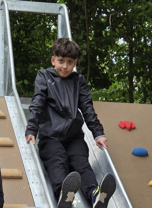 Kinderbürgermeister Leonard Renkel beim Rutschen