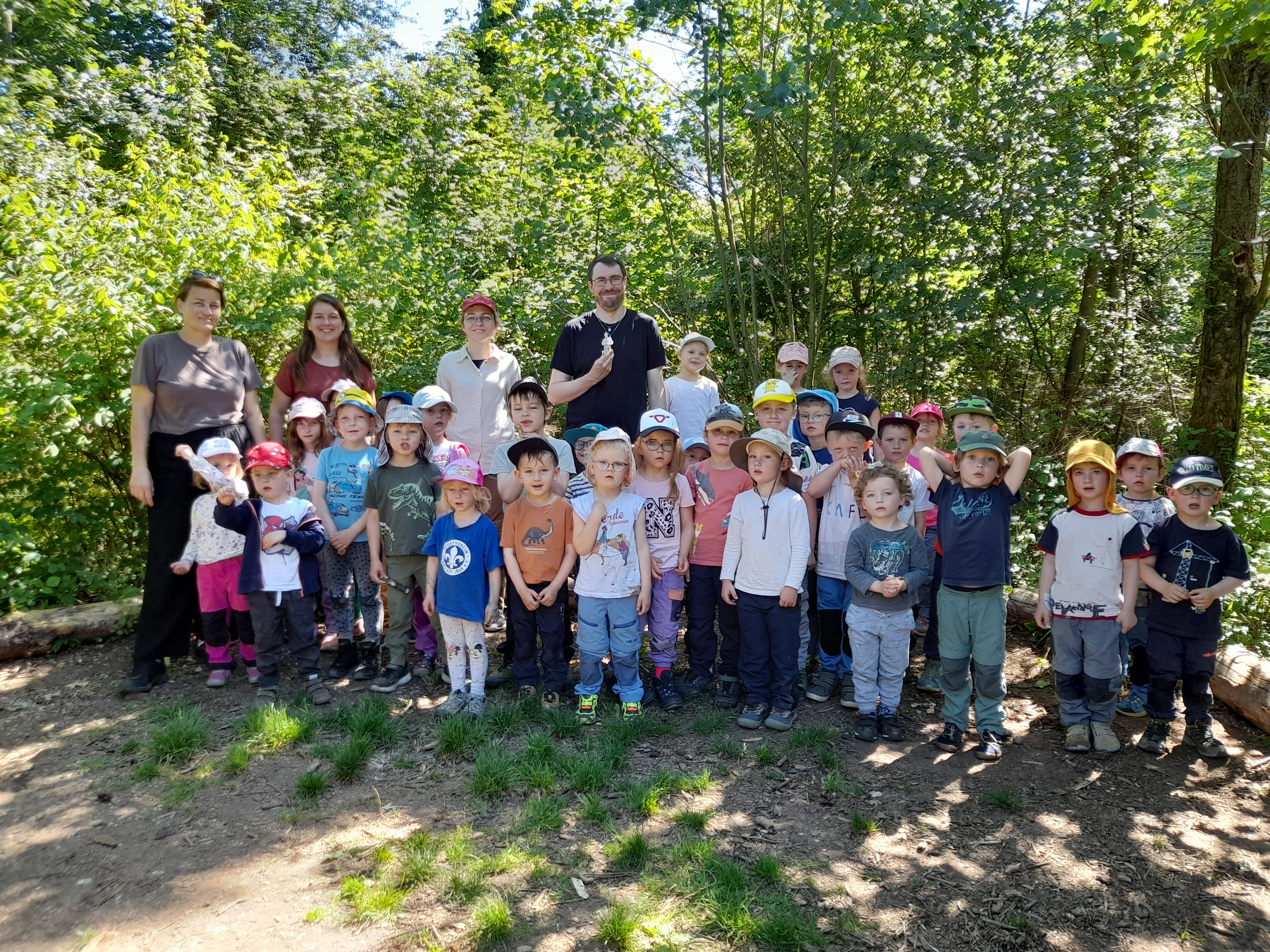 Kindergruppe mit Pädagogischem Fachpersonal und Porzellanfigur