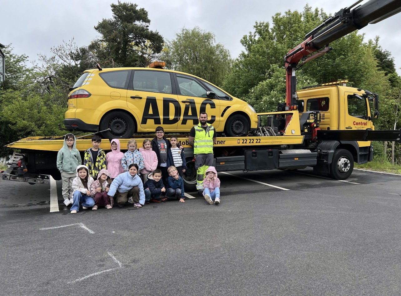 Die Kinder vor einem ADAC-Abschleppauto