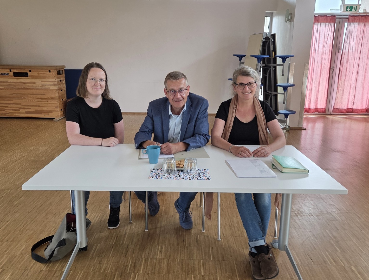 Hannah Lidig, Bürgermeister Stefan Erb und Sandra Wunder beantworten die Fragen der interessierten Kinder und ihrer Eltern.