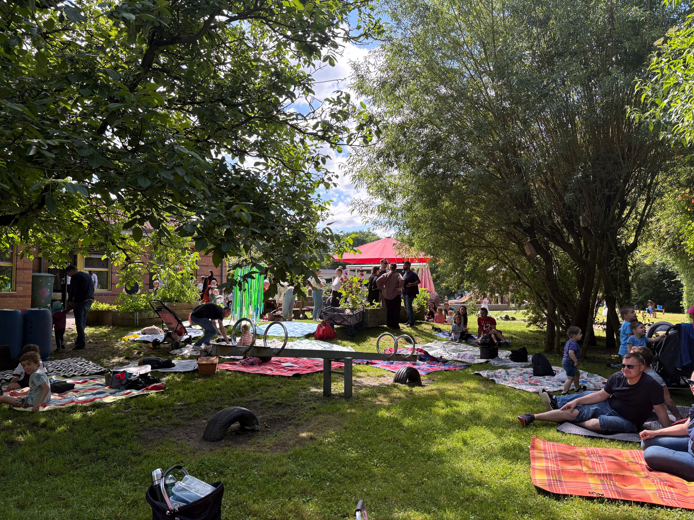Großes Picknick im Garten der KiTa unter Bäumen