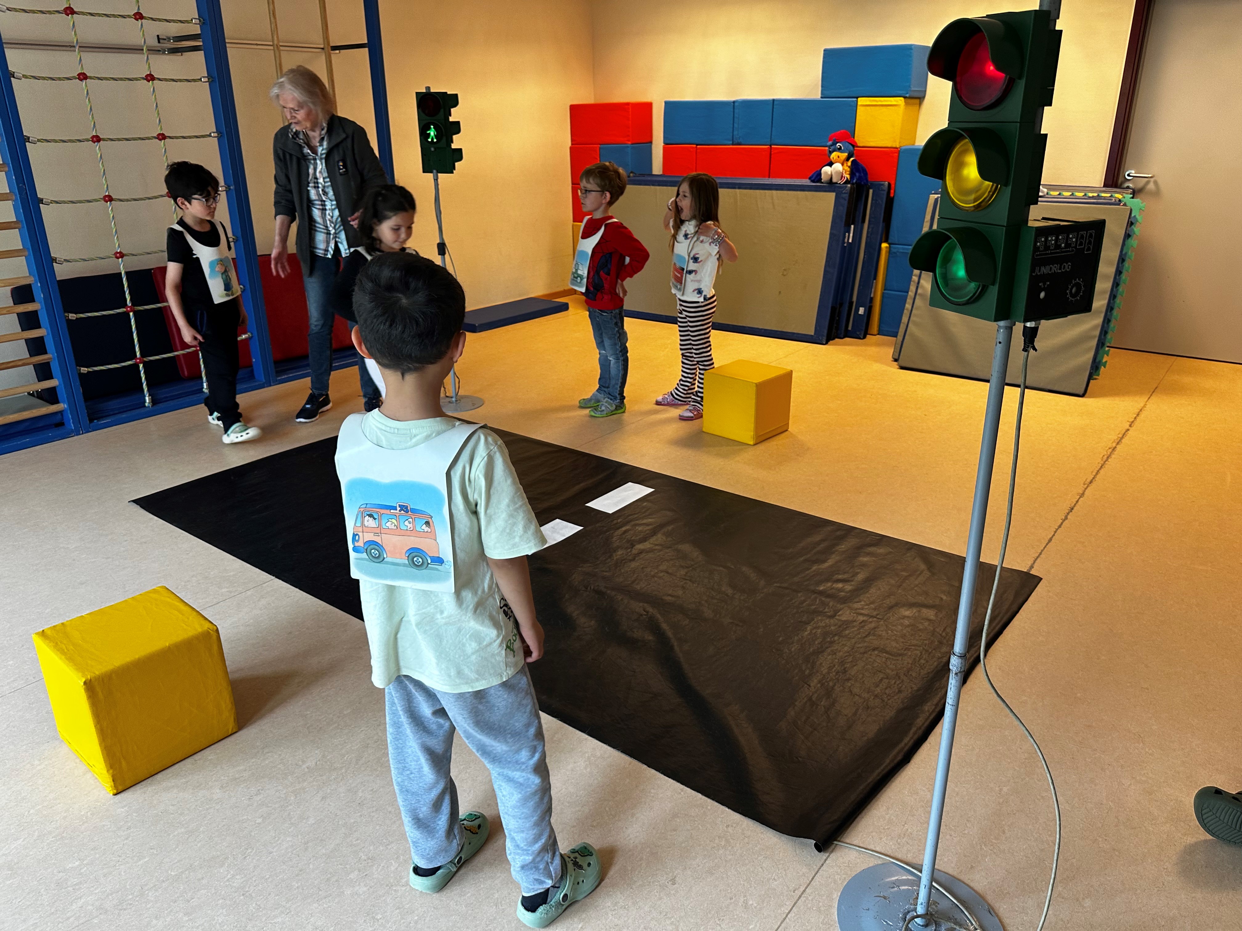Kinder üben das Verhalten an einer Fußgängerampel