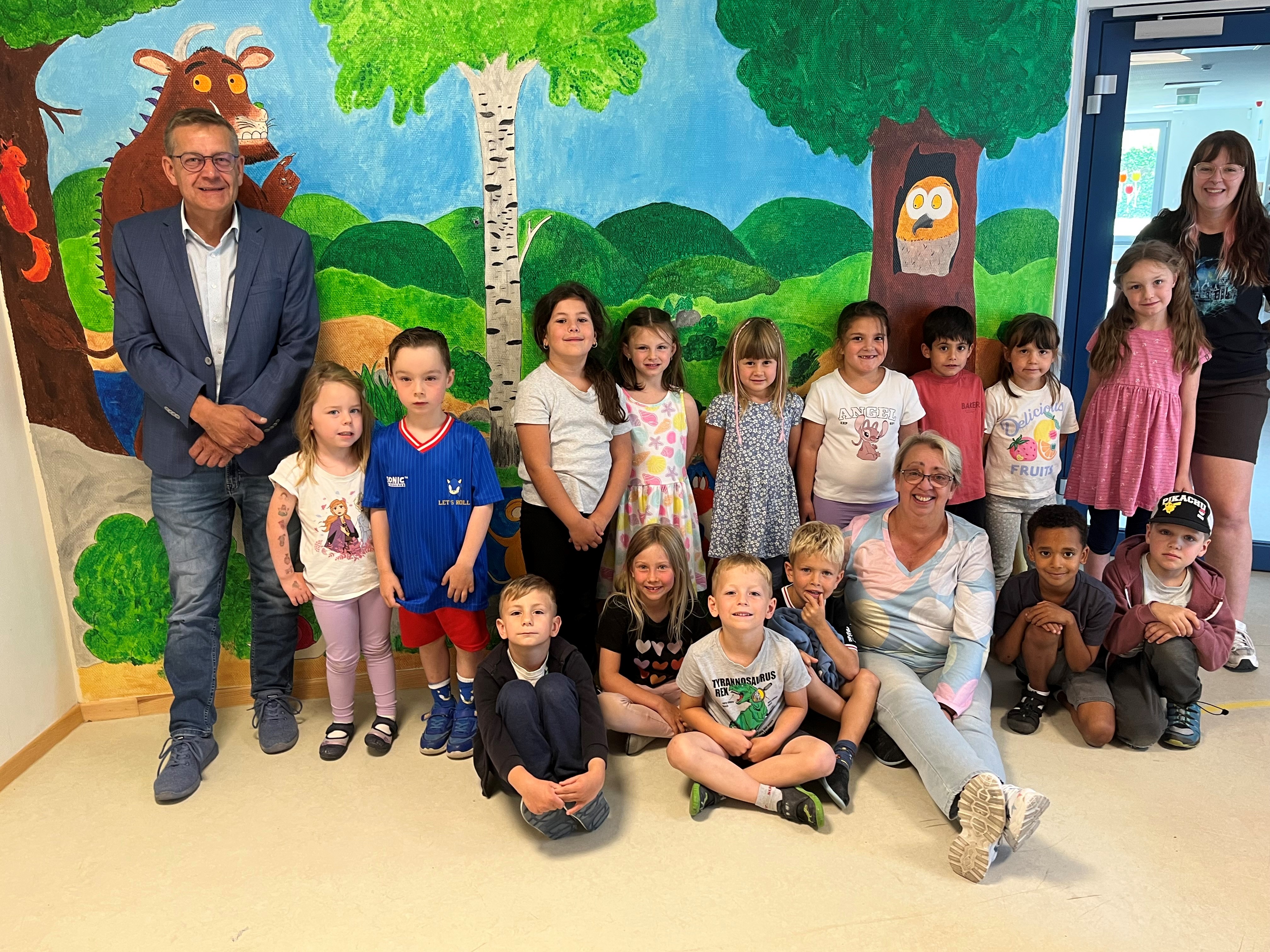 Kindergruppe mit Bürgermeister und Erzieherinnen