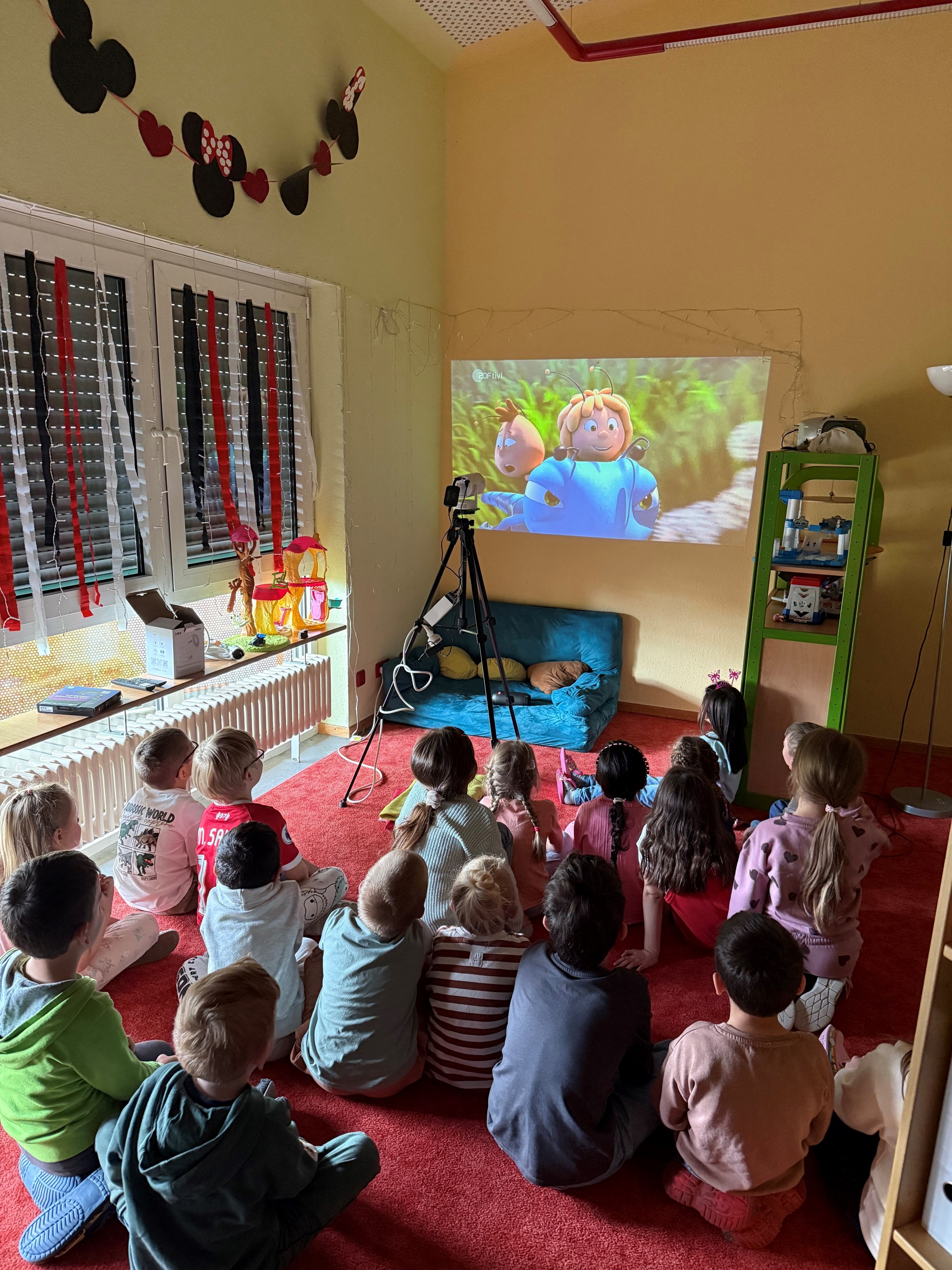 Die Kinder des KiFaZ An der Gende schauen anlässlich des Weltbienentags die Abenteuer der Biene Maja