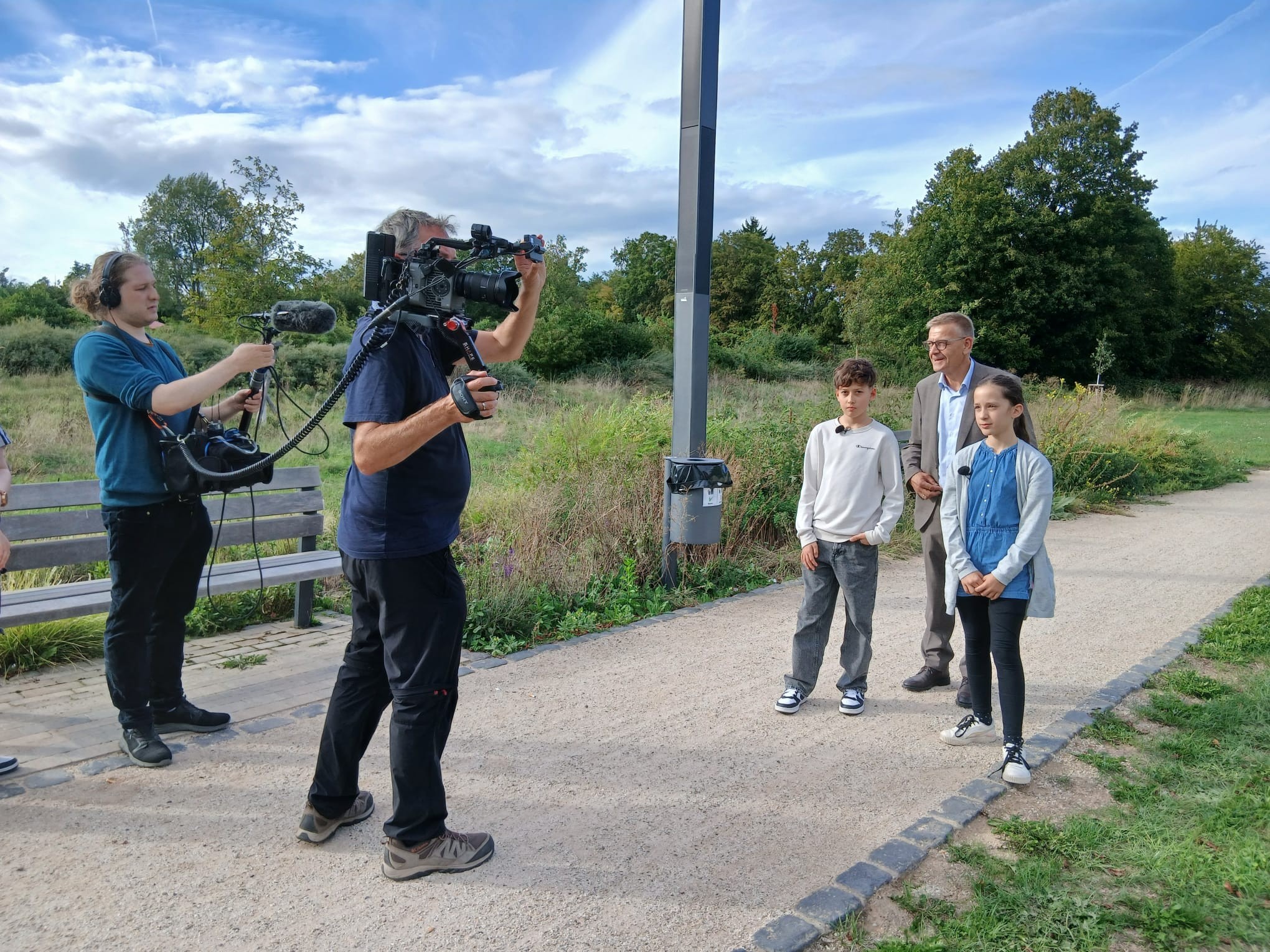 Die neue Kinderbürgermeisterin Paula Weingärtner bei ihrem ersten großen Medientermin mit RTL Hessen und Herrn Bürgermeister Stefan Erb und dem ehemaligen Kinderbürgermeister Leonard Renkel