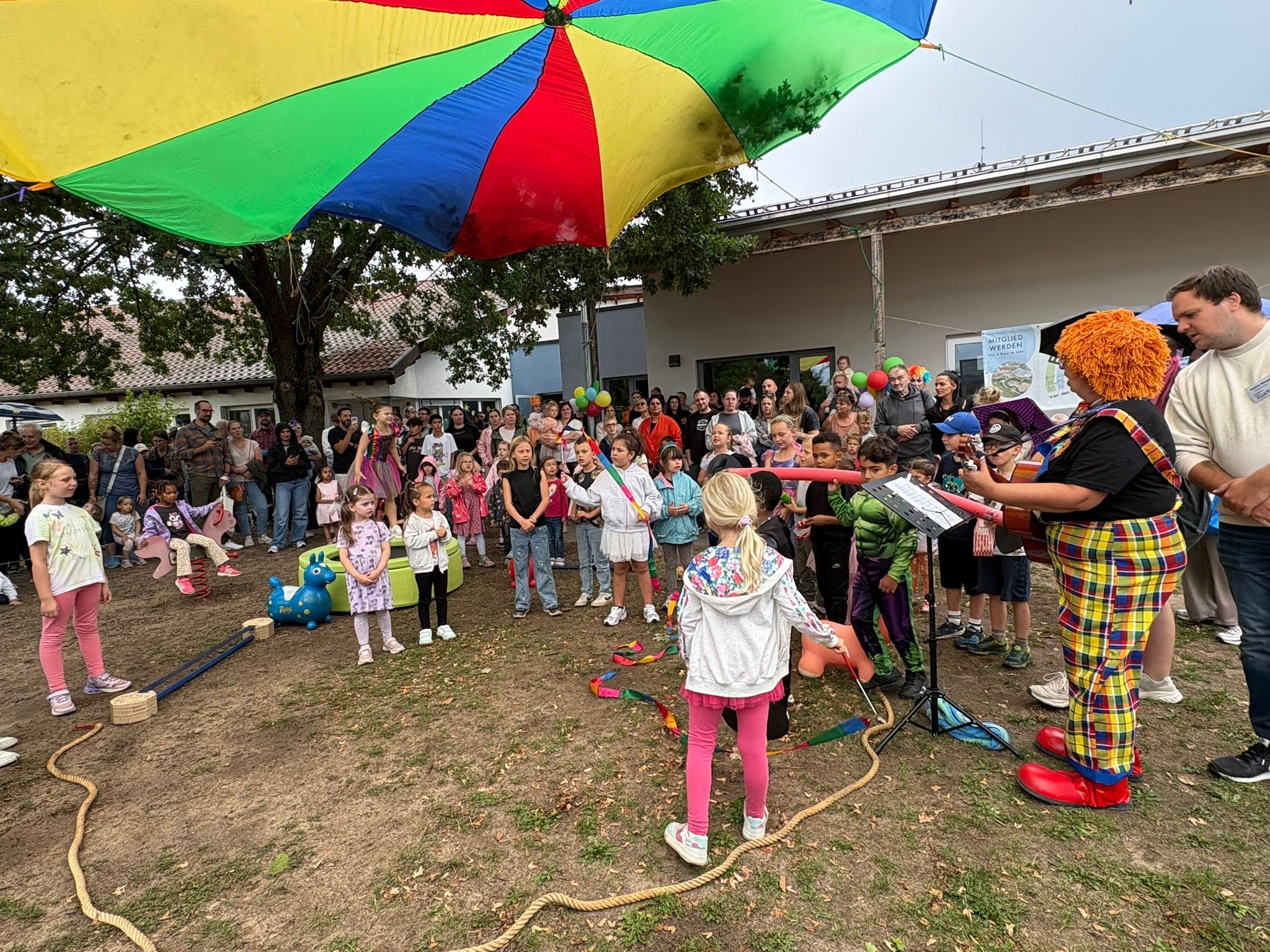 Die Besucherinnen und Besucher des Sommerfestes bei dem feierlichen Auftakt