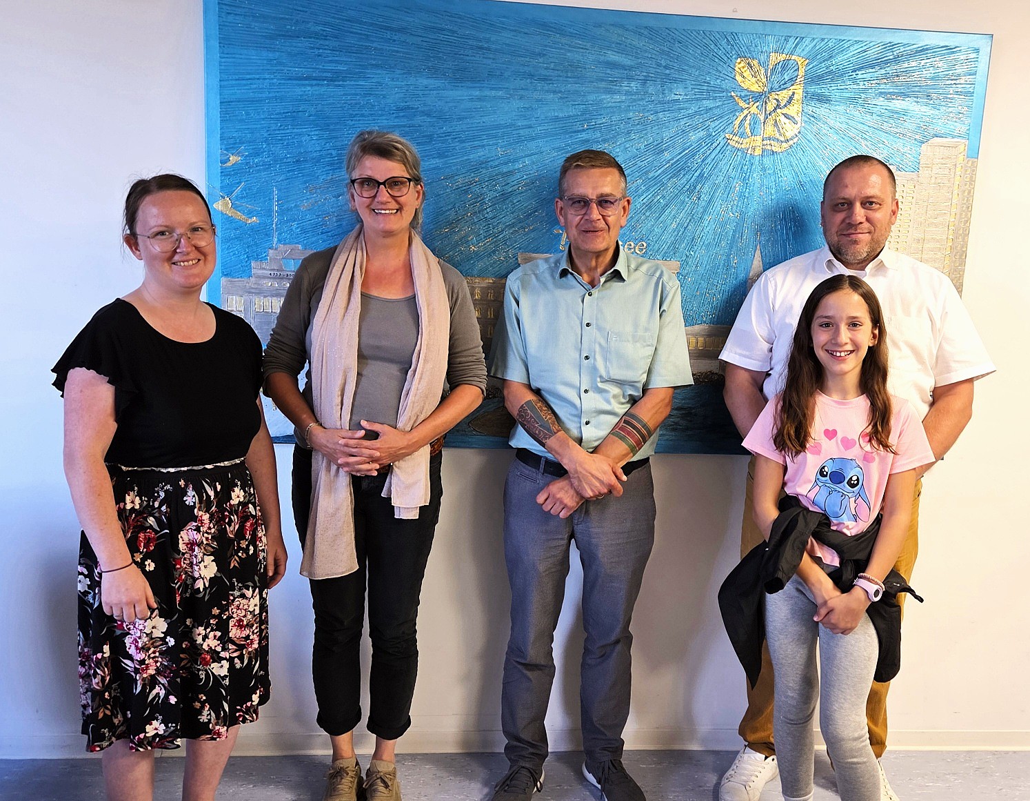 Hannah Lidig und Sandra Wunder vom Fachdienst für Kinderbetreuung, Bürgermeister Stefan Erb und Thomas Weingärtner mit seiner Tochter, der Kinderbürgermeisterin Paula Weingärtner