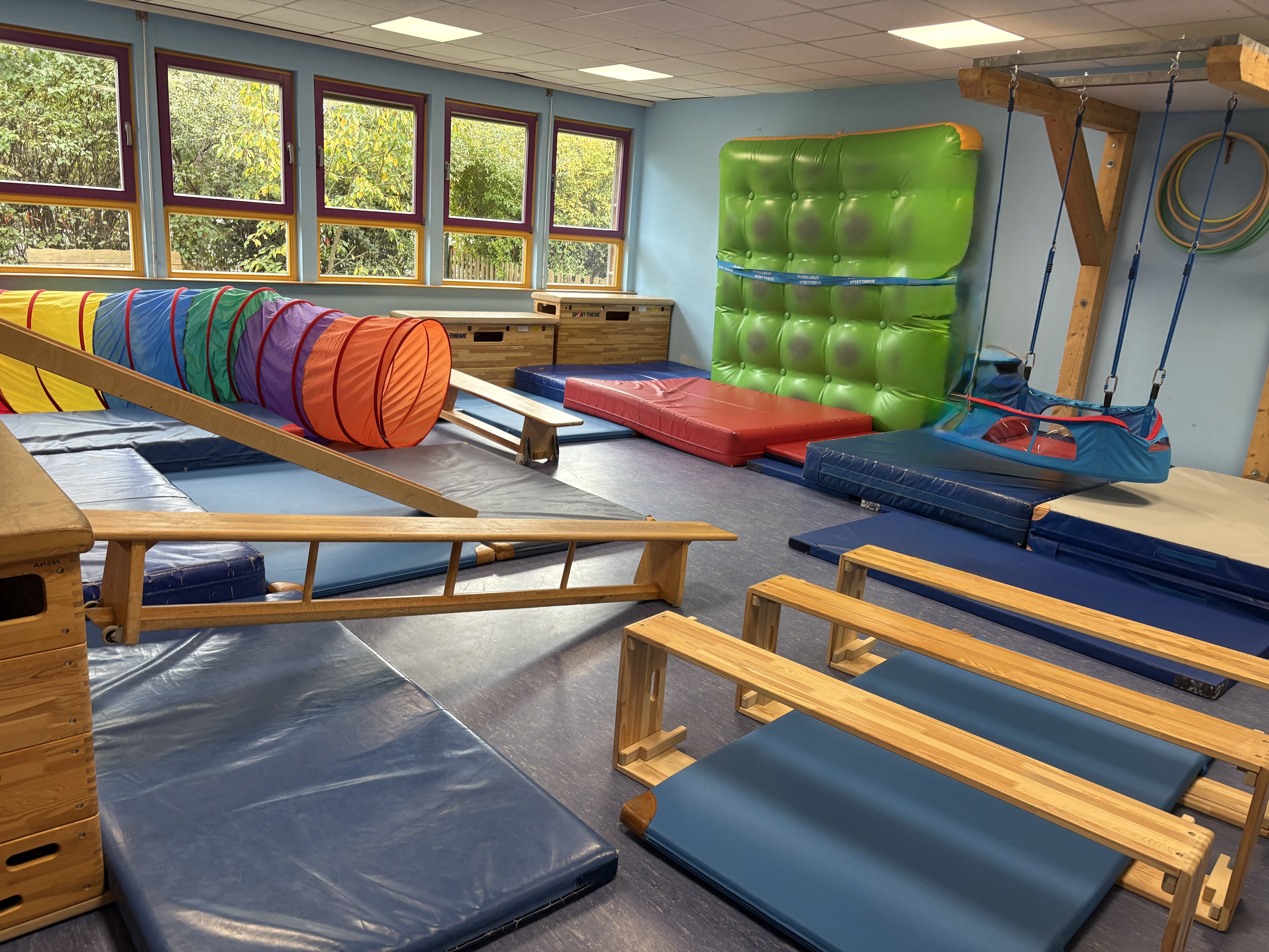 Zu sehen ist der Sportraum des KiFaZ Sandweg, in welchem ein kleiner Parkour aufgebaut ist.