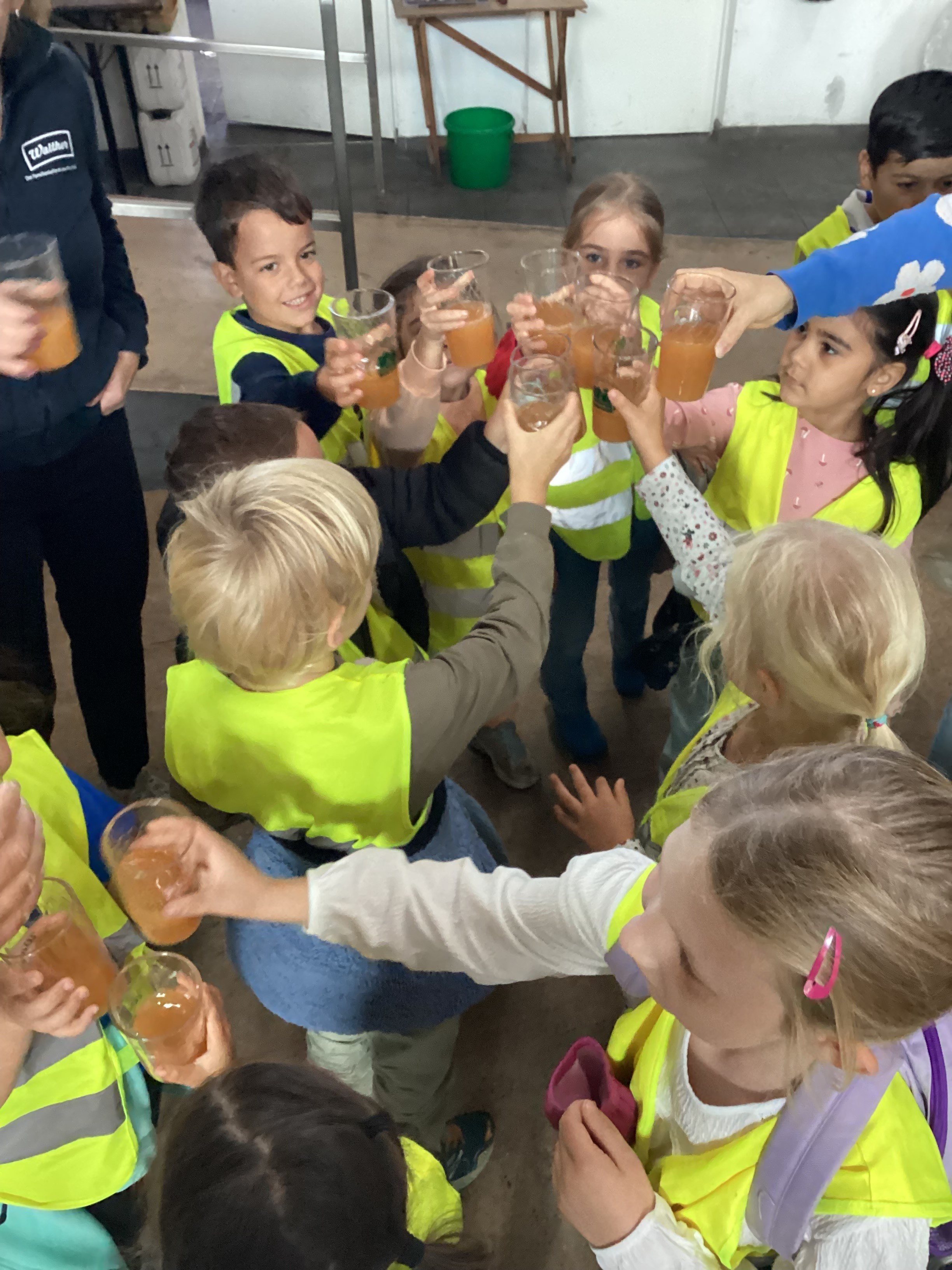 Die zukünftigen Schulkinder des KiFaZ An der Gende stoßen mit dem frisch hergestellten Apfelsaft an